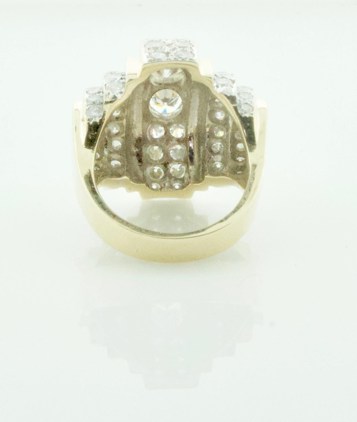 Bague à gros diamant en or jaune circa 1960's 3.40 Cts Unisexe en vente