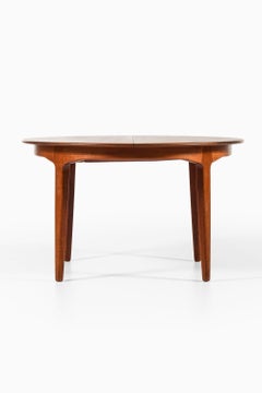 Gran mesa de comedor de teca de Henning Kjærnulf, 1958