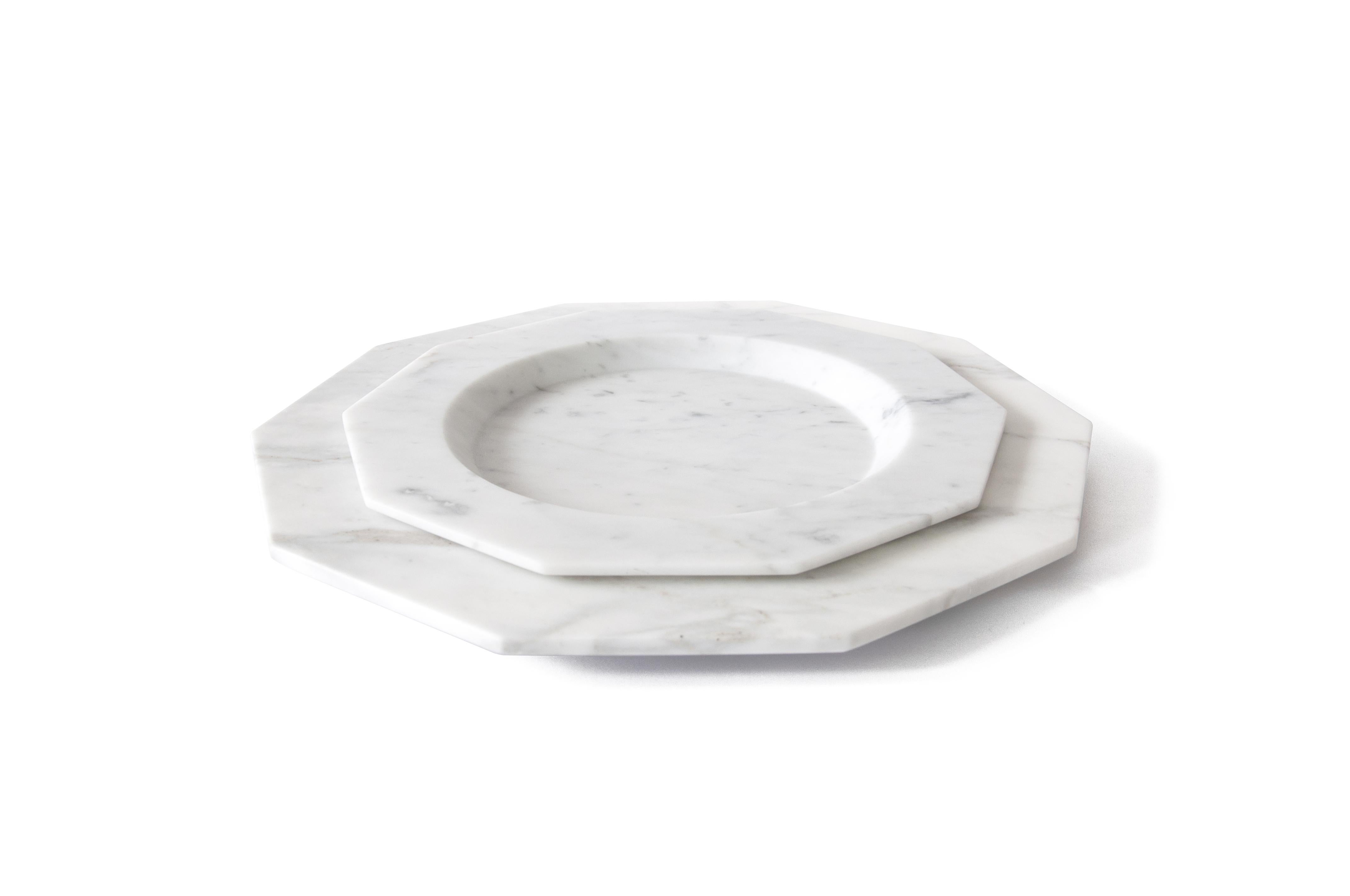 Big dinner plate in satin Arabescato marble.

Each piece is in a way unique (every marble block is different in veins and shades) and handmade by Italian artisans specialized over generations in processing marble. Slight variations in shape, color