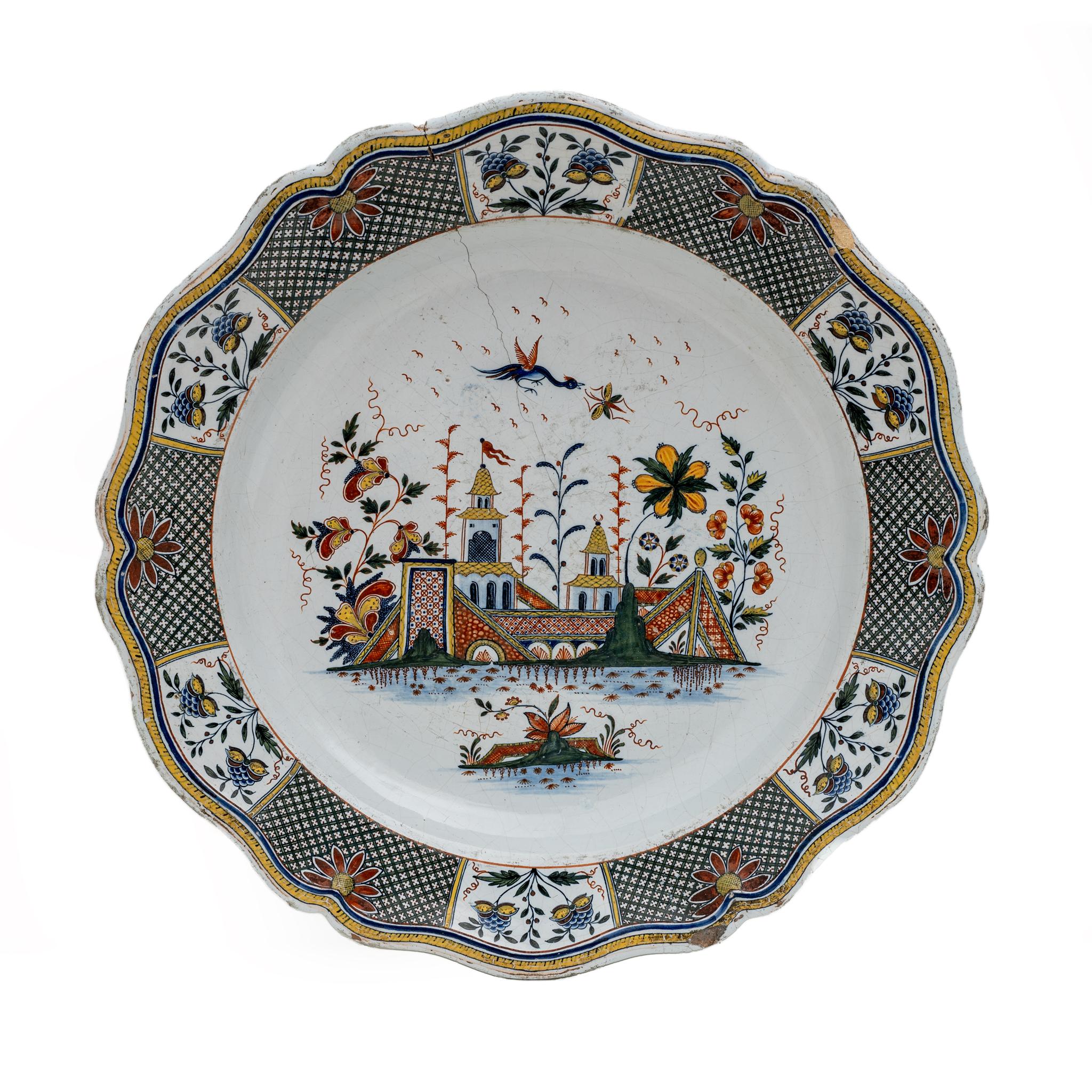Big dish.
France, Rouen, Manufactory of Jean-Baptiste Guillibaud, around 1730.
Majolica. Brand: 