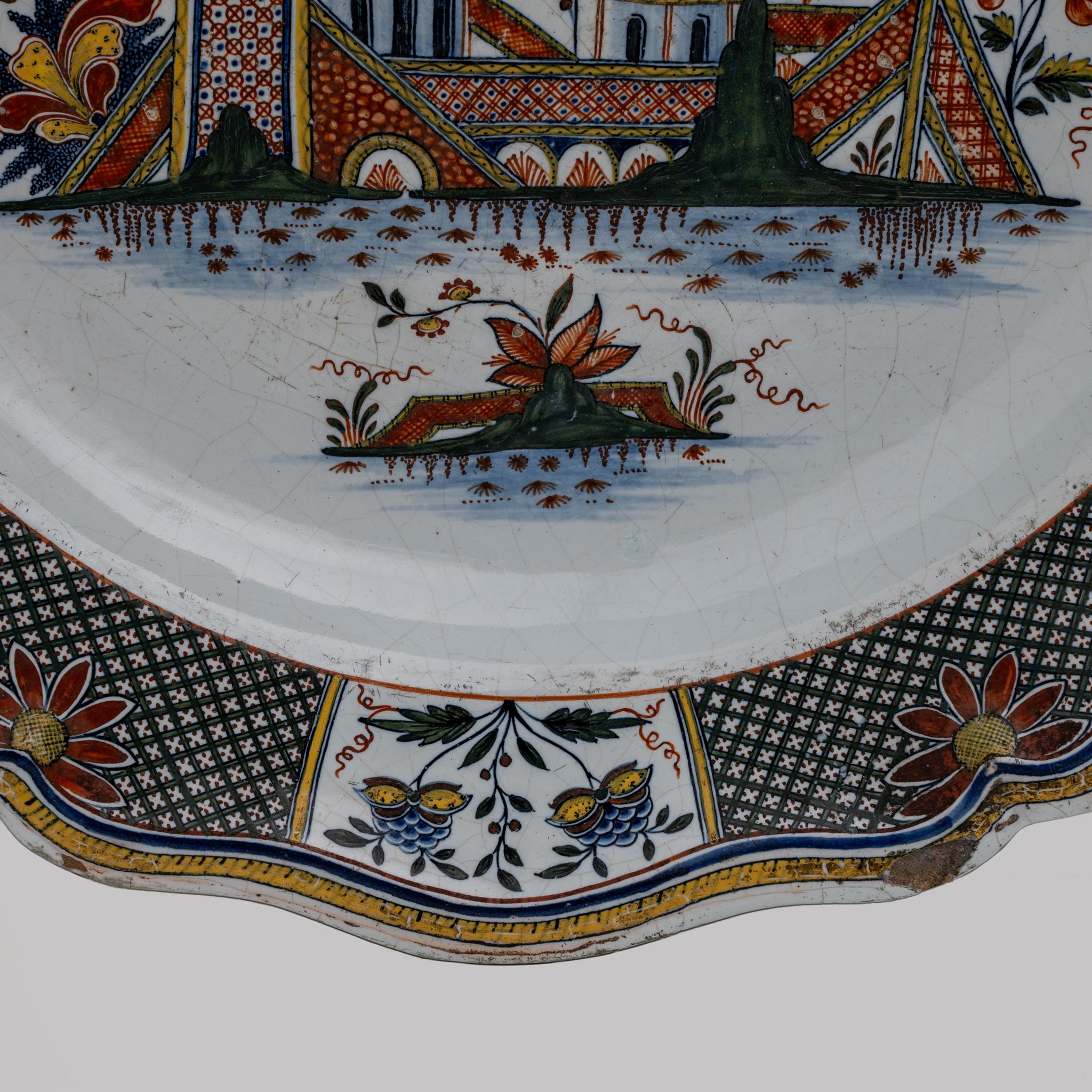 Large Majolica Dish France Rouen Manufactory of Jean-Baptiste Guillibaud, 1730 In Good Condition For Sale In Puglia, Puglia