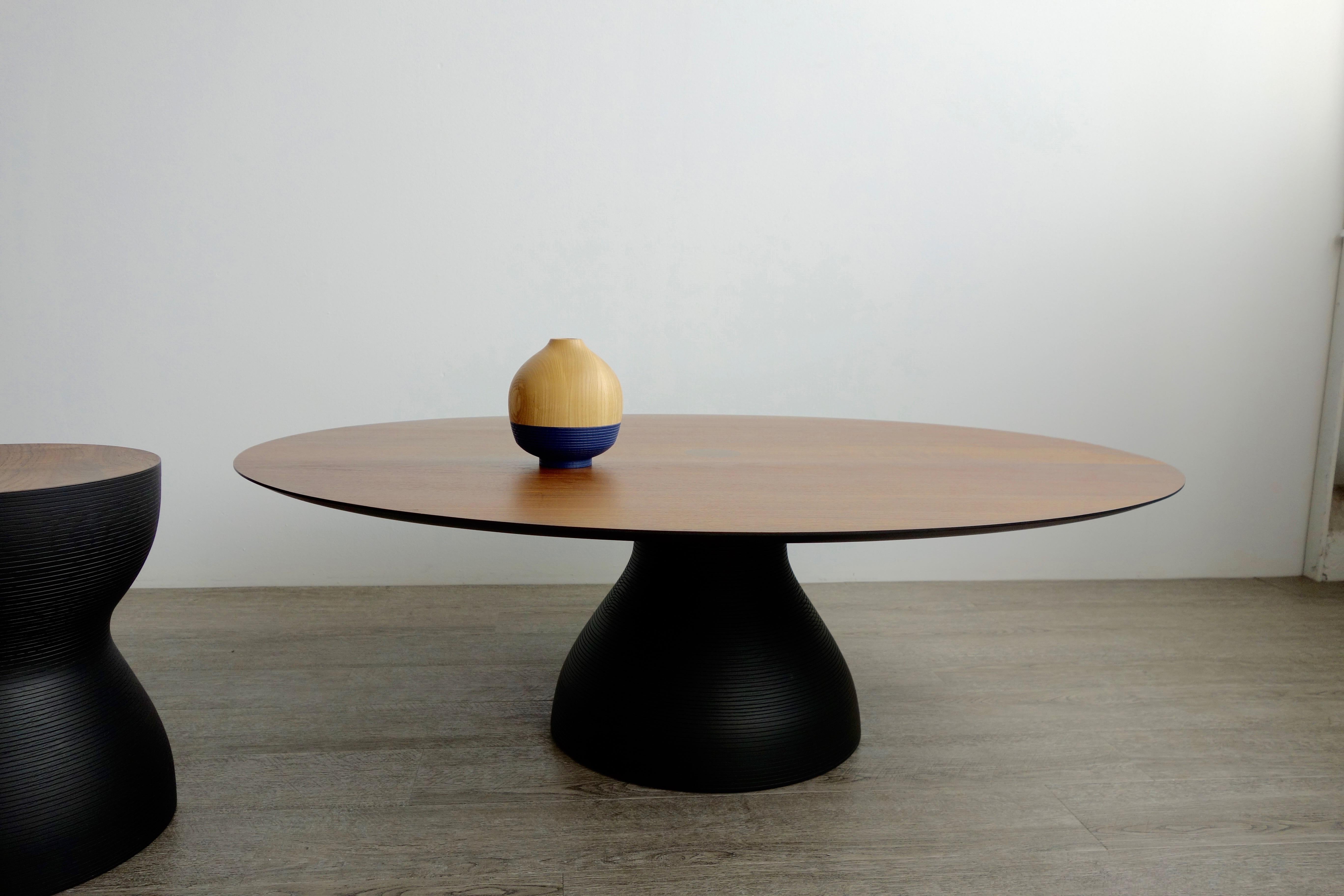 Tourné Big Diz Ellipse:: table basse moderne sculpturale fabriquée à la main en noyer et frêne en vente