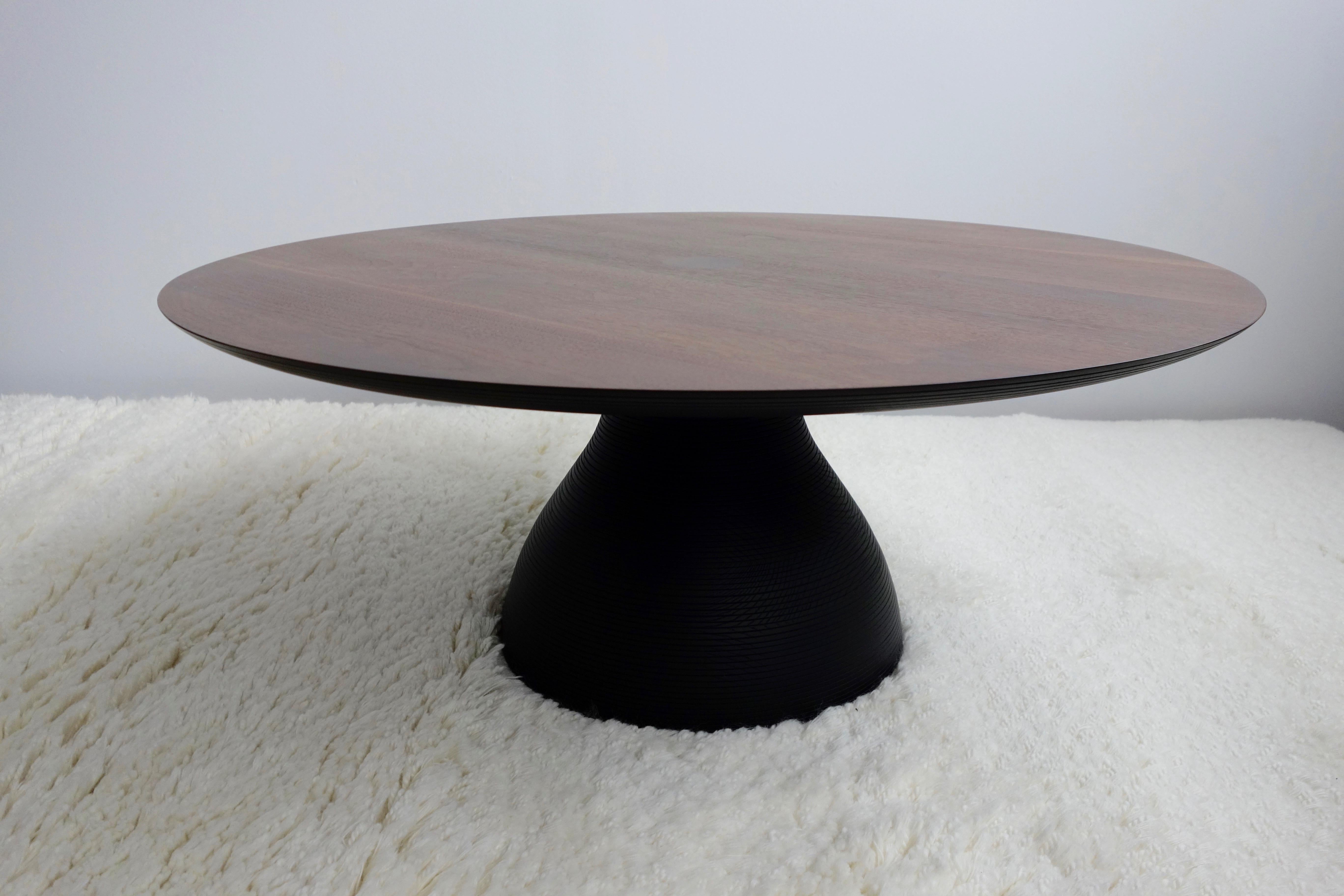Tourné Table basse sculpturale moderne Big Diz en noyer et frêne noir, fabriquée à la main, 91,44 cm d en vente
