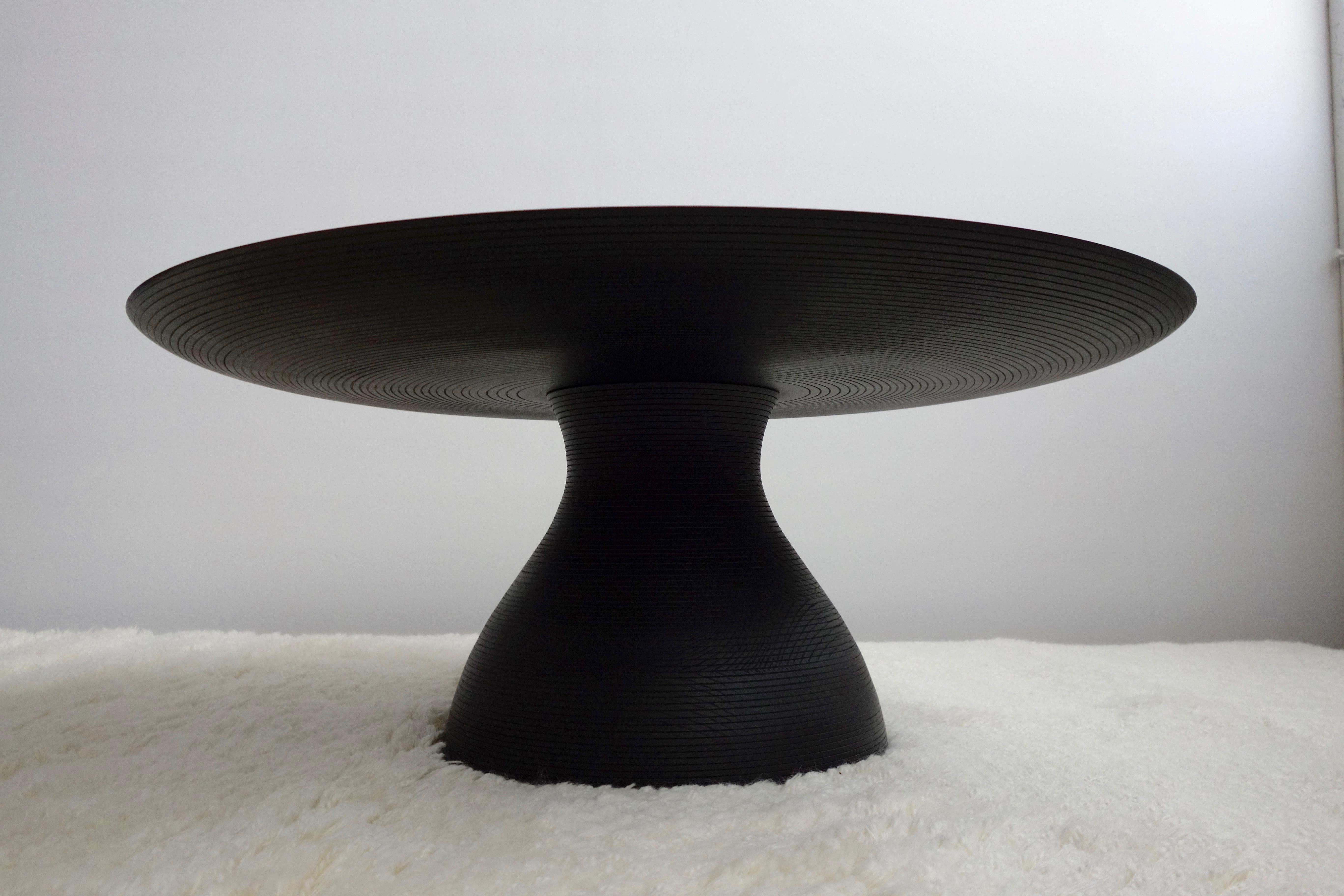 XXIe siècle et contemporain Table basse sculpturale moderne Big Diz en noyer et frêne noir, fabriquée à la main, 91,44 cm d en vente