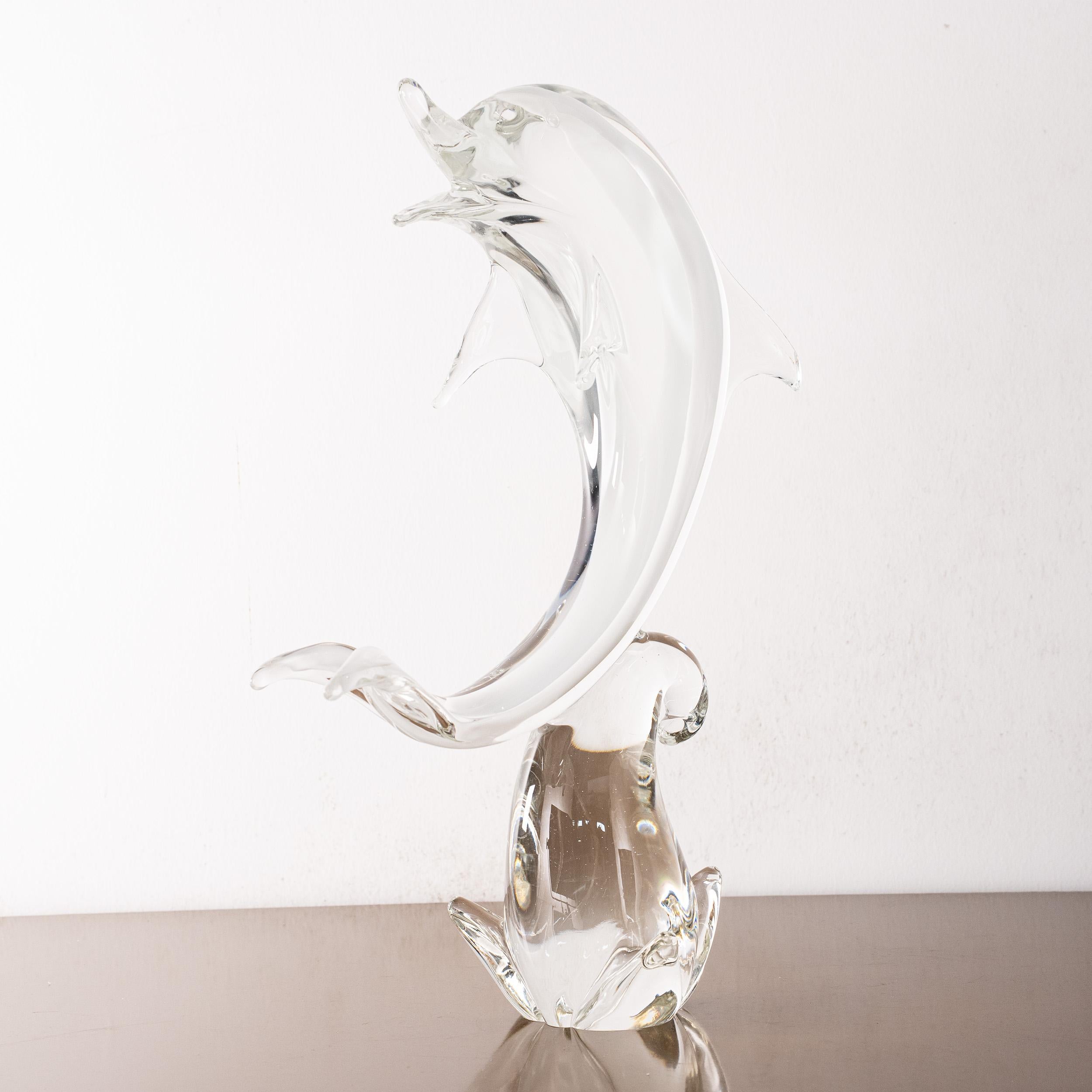 Skulptur aus Murano-Glas, weißer Delphin mit Kristalldetails, Italien, auf Lager

Abmessungen: L 15 cm x H 51 cm x T 37 cm ( L 5.9