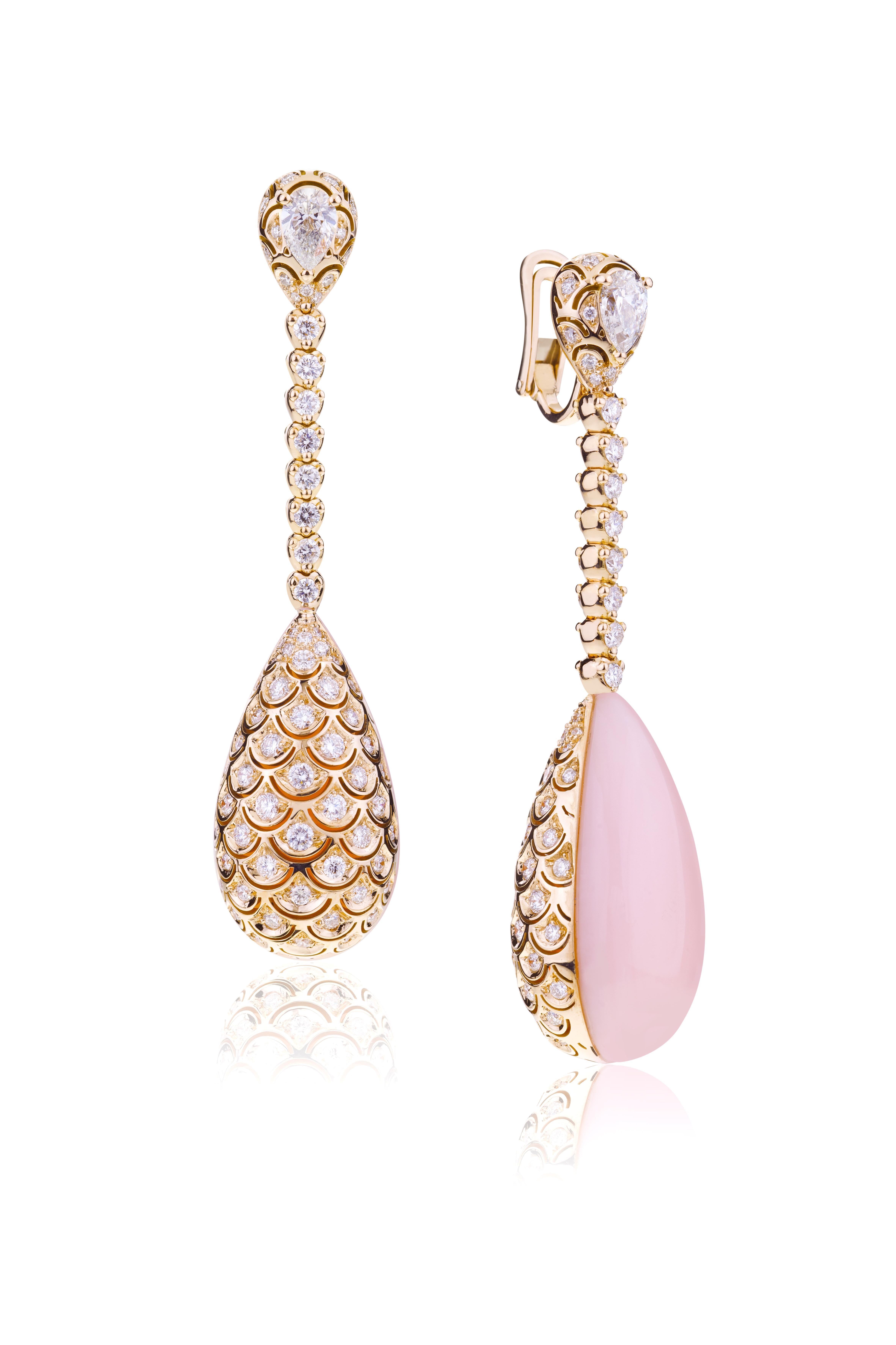 Boucles d'oreilles du soir à double face en opale rose et diamants avec diamants taille poire.
Exceptionnelles boucles d'oreilles réversibles dotées d'un mécanisme unique à ressort fait main pour porter des diamants ou de l'opale rose. Les deux