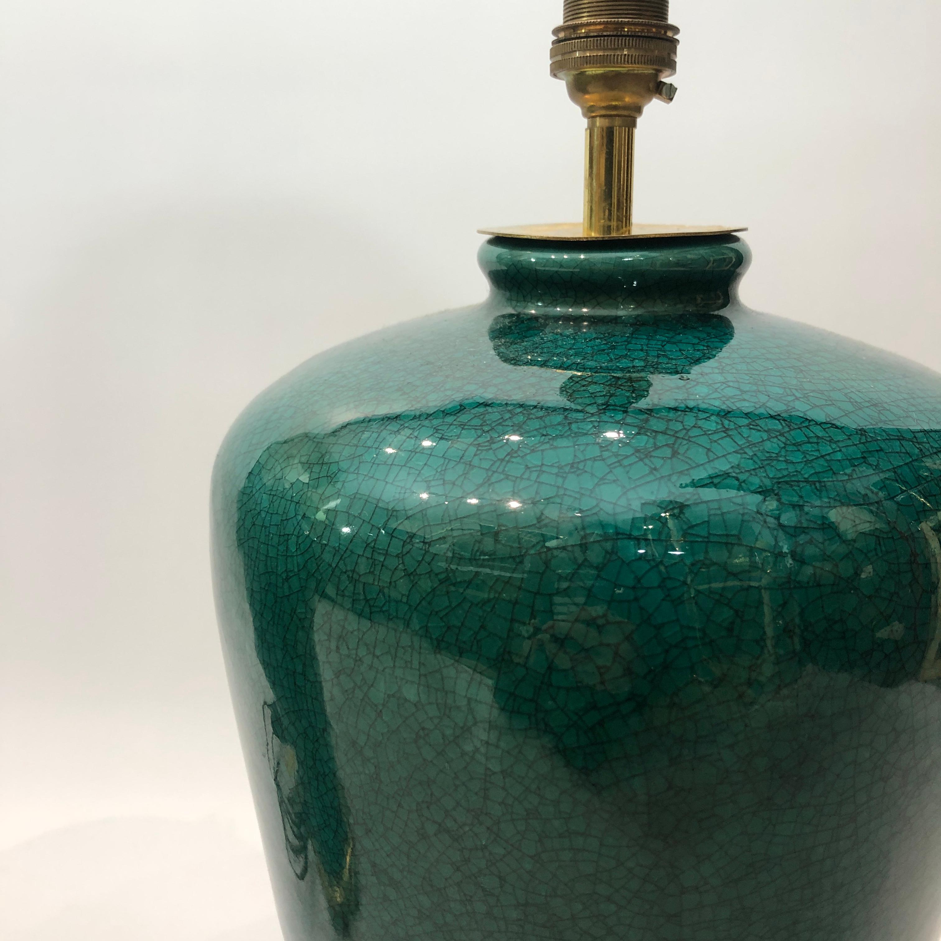 Große smaragdgrüne Craquelé-Tischlampe aus Keramik, Mid-Century Modern, 1970er Jahre, vergoldet im Angebot 3