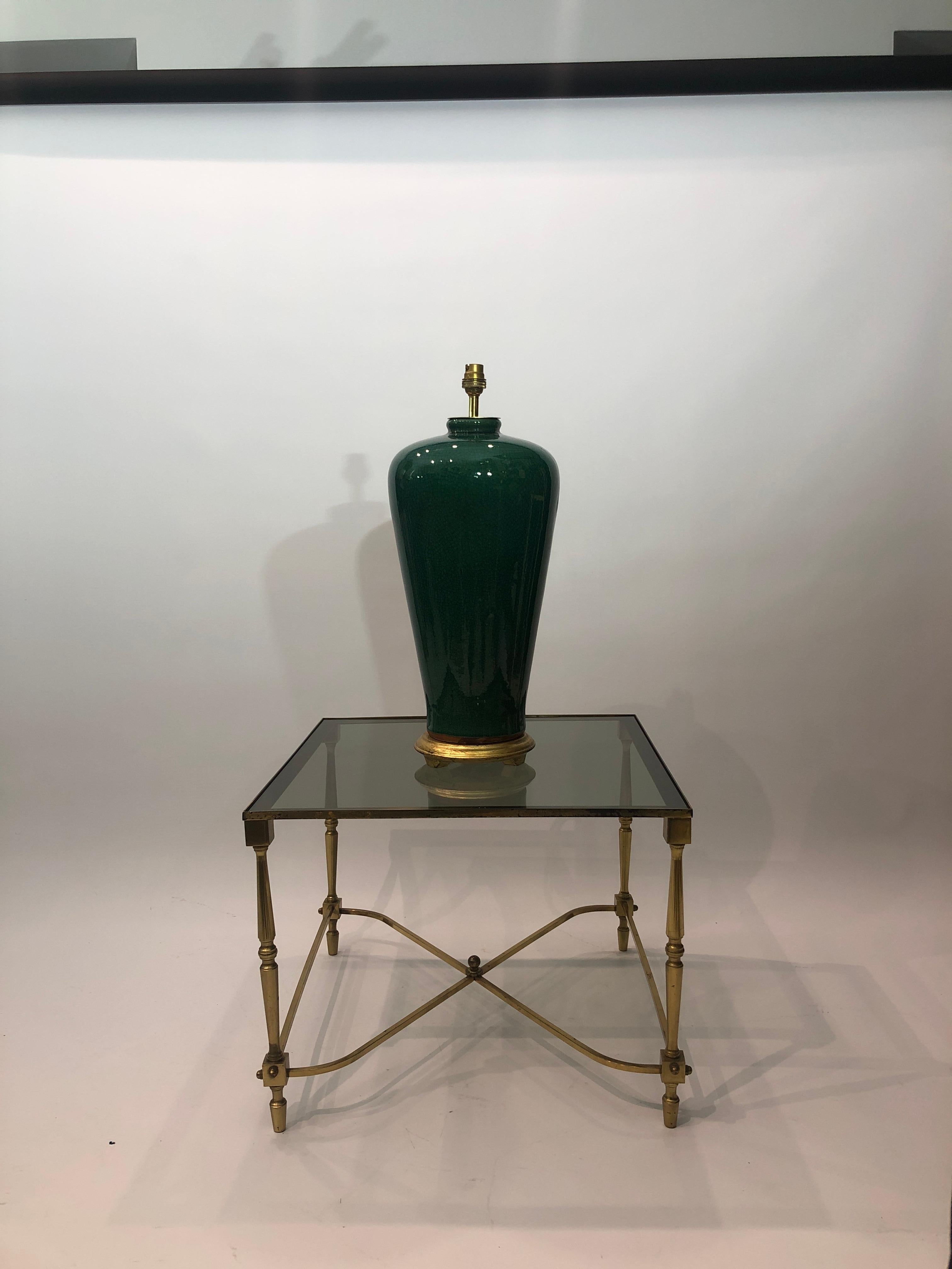 Große smaragdgrüne Craquelé-Tischlampe aus Keramik, Mid-Century Modern, 1970er Jahre, vergoldet (Hollywood Regency) im Angebot
