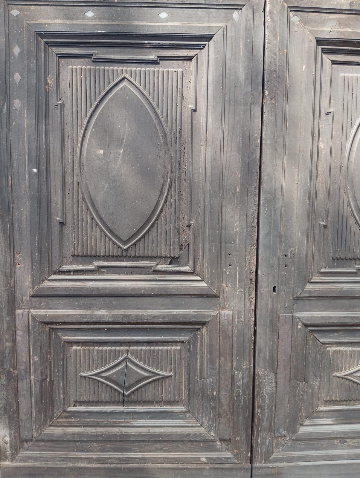italien Grande porte d'entrée en bois de noyer sculpté, Italie en vente