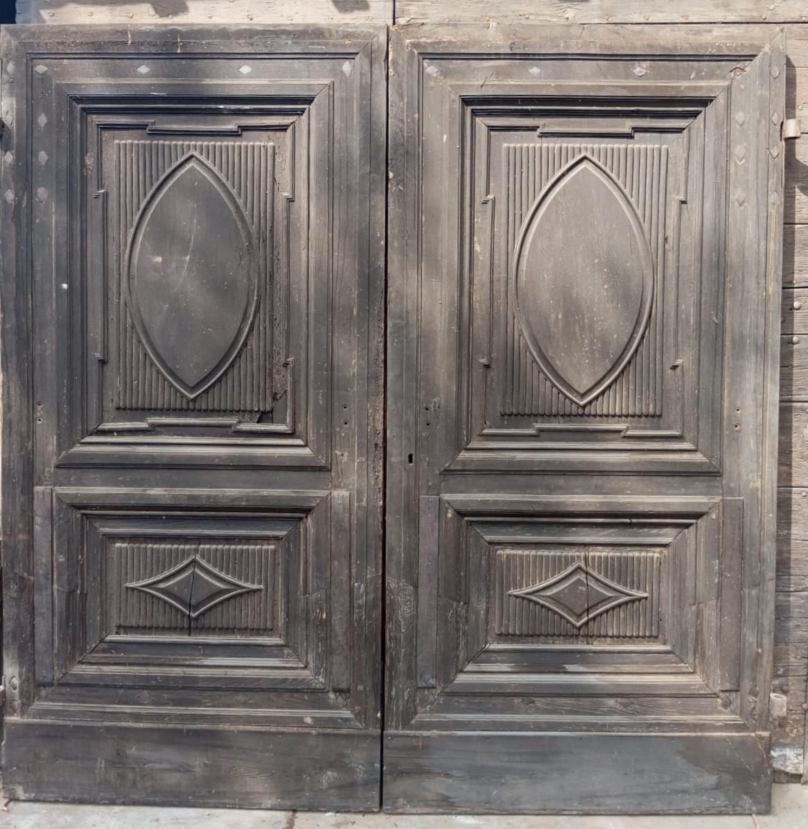 Sculpté à la main Grande porte d'entrée en bois de noyer sculpté, Italie en vente