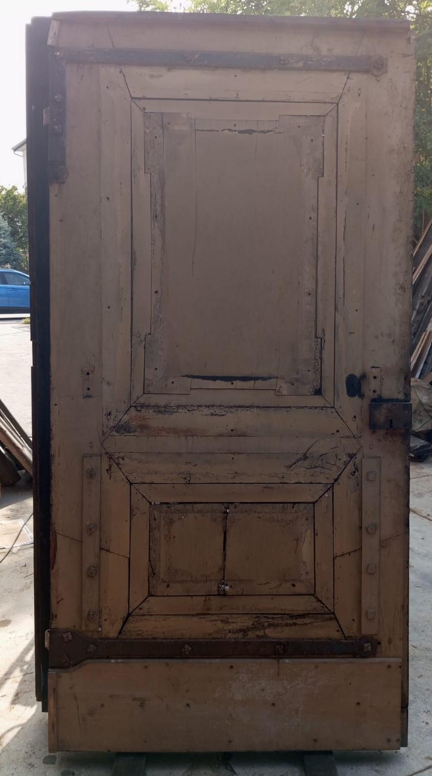 XIXe siècle Grande porte d'entrée en bois de noyer sculpté, Italie en vente