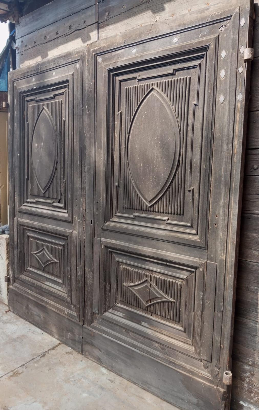 Noyer Grande porte d'entrée en bois de noyer sculpté, Italie en vente