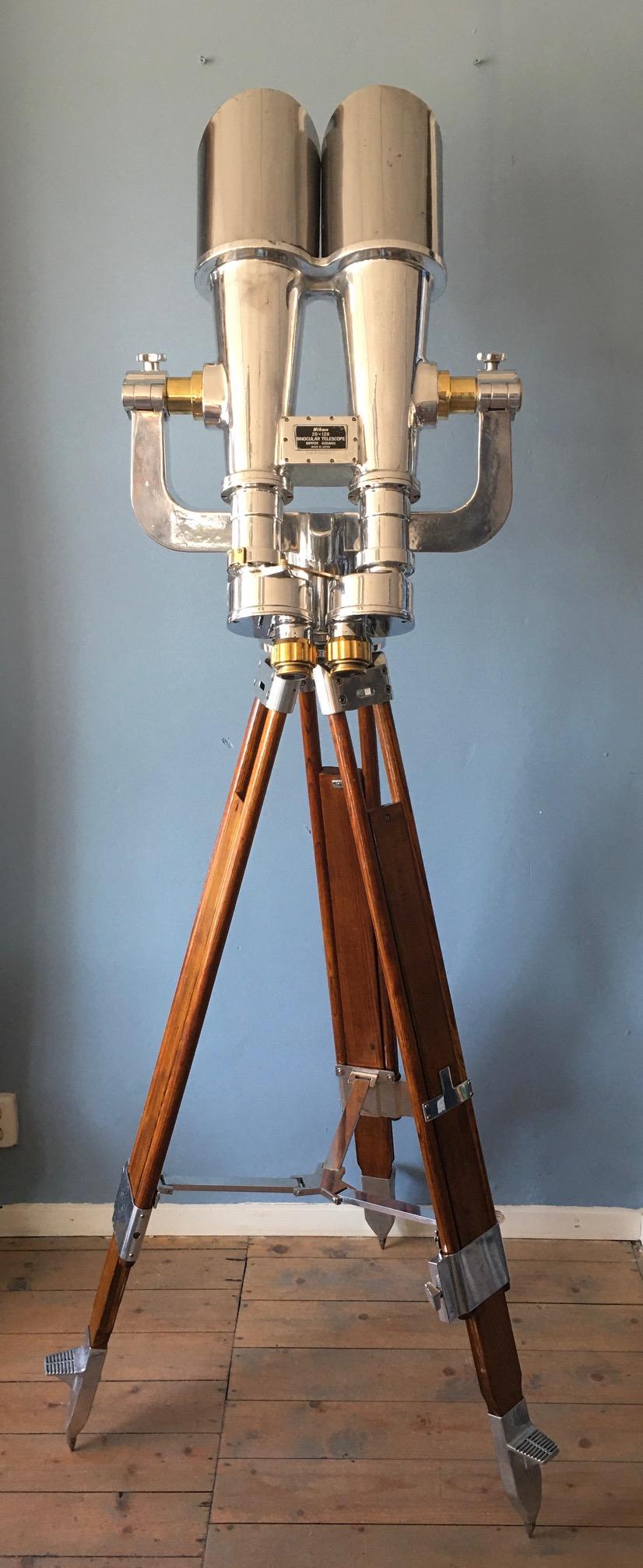 Large and powerful binoculars made by the Japanese company Nikon in the 1950s
An elegant and stylish piece for the study or library, and very suitable to take on board your yacht.
The binoculars have been professionally cleaned on the inside.
The