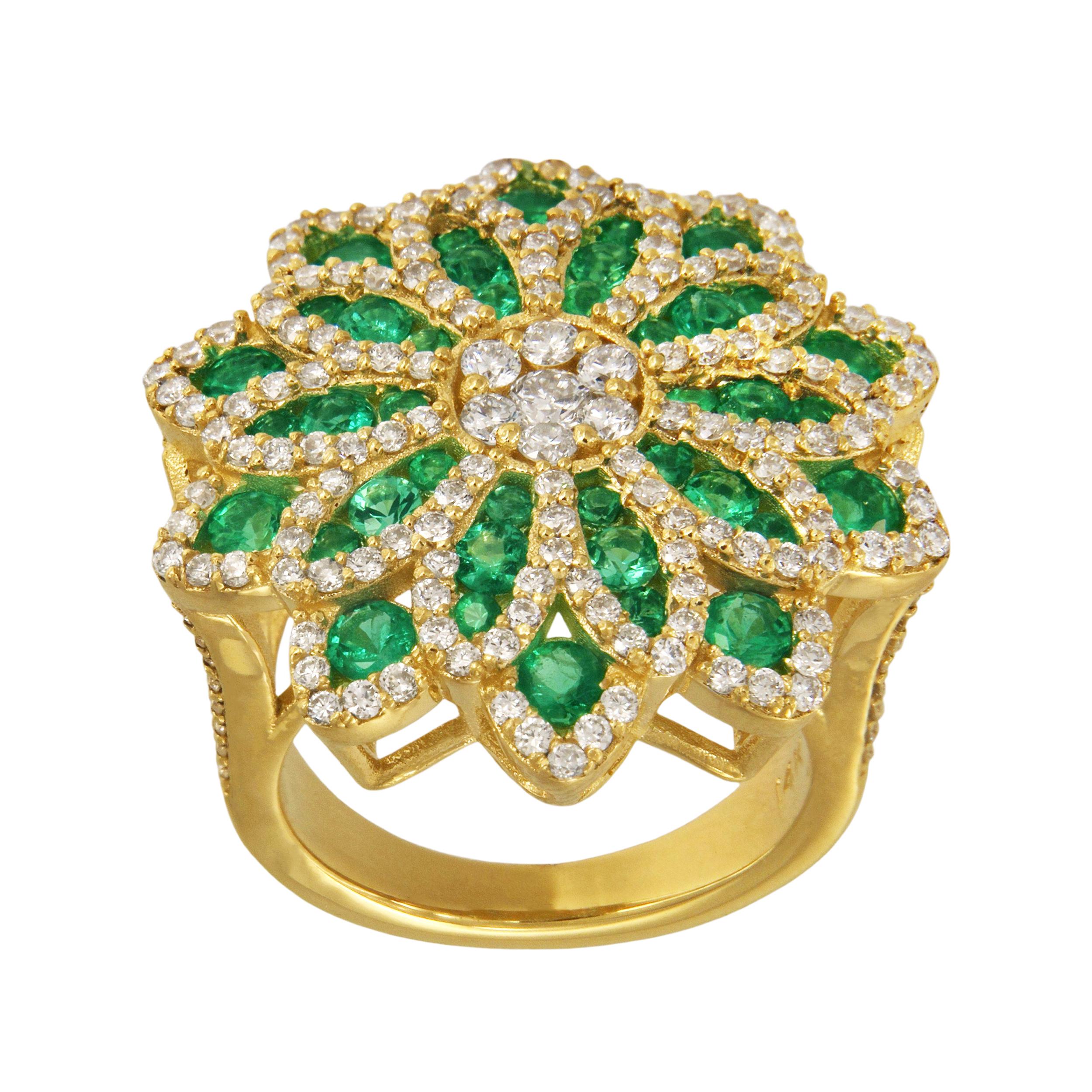 Dieser wunderschöne Ring aus 14 Karat Gelbgold ist alles, was Sie sich von einem Schmuckstück wünschen. Dieser Ring steht ganz im Zeichen von Kreativität und Opulenz. Die kolumbianischen Smaragde verleihen ihm einen ganz besonderen Charakter.