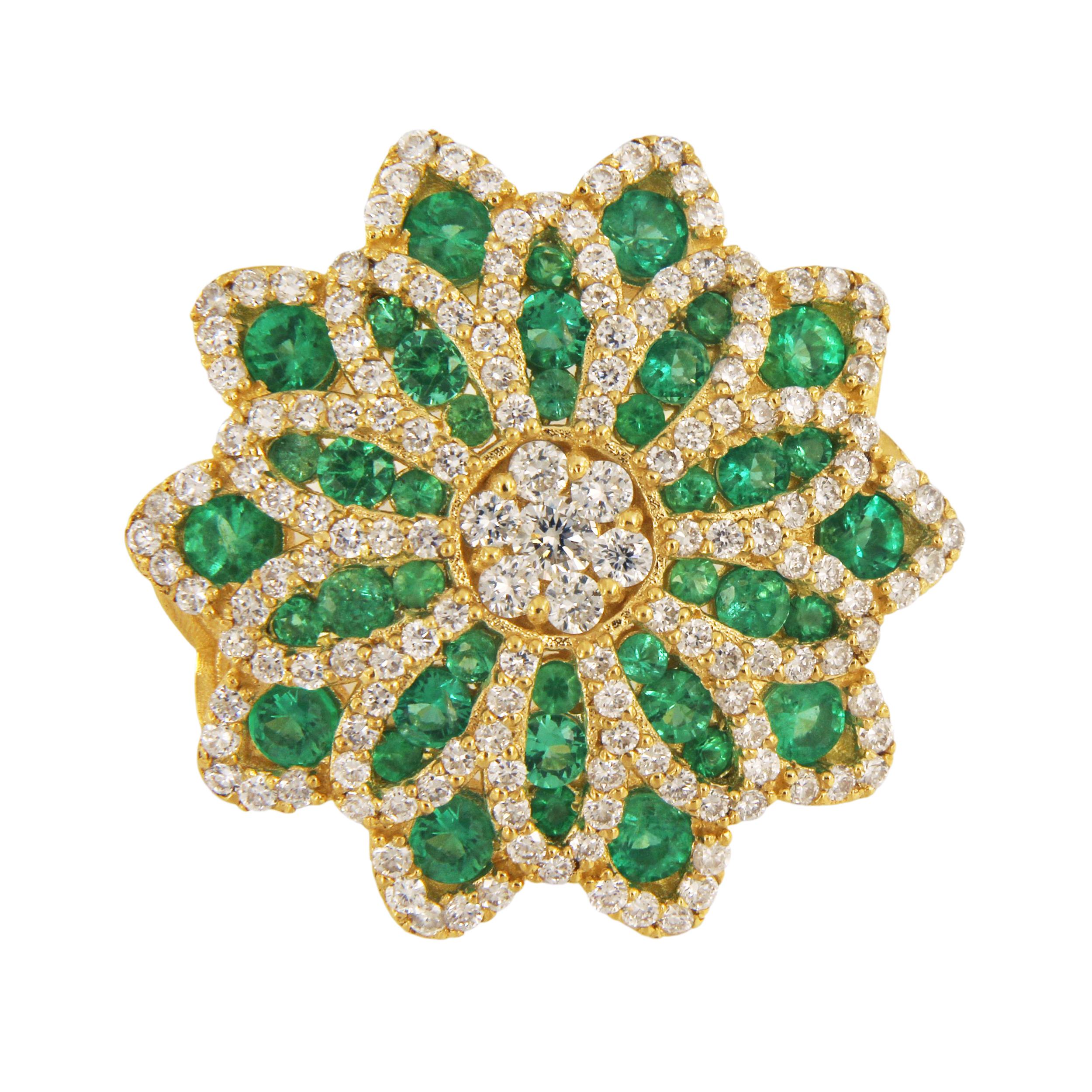 Groer ausgefallener Blumenring mit Diamanten und kolumbianischen Smaragden im Zustand „Neu“ im Angebot in New York, NY