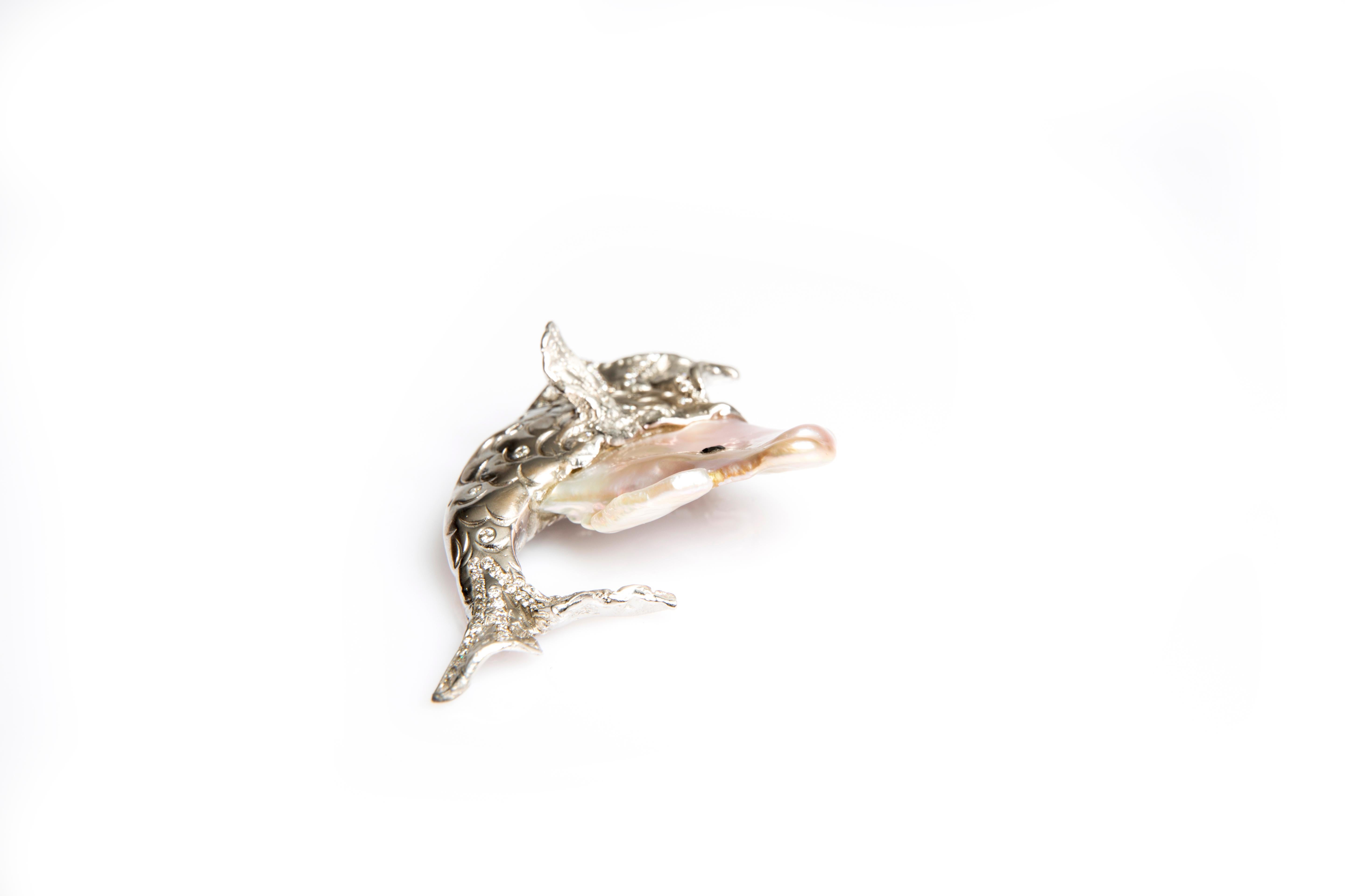 Big Fish, Cultured Pearl, Black and White Diamonds in White Gold 18 Karat Brooch In New Condition For Sale In Wiesbaden, DE