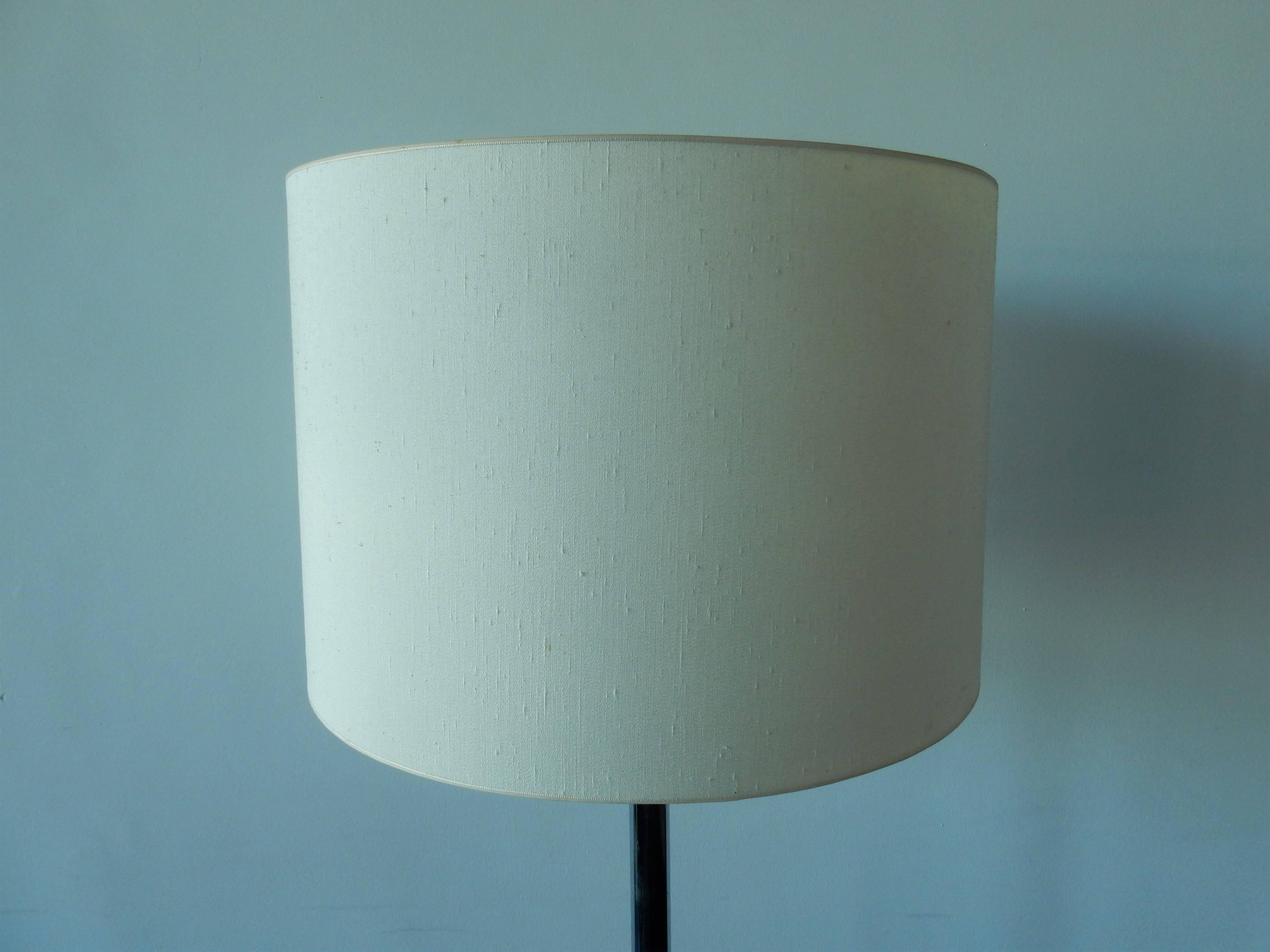 This tall floor lamp, model Shantung or D-2163.14, by RAAK is in a good to very good condition. It has a chromed metal base and his original cream colored Shantung fabric shade.