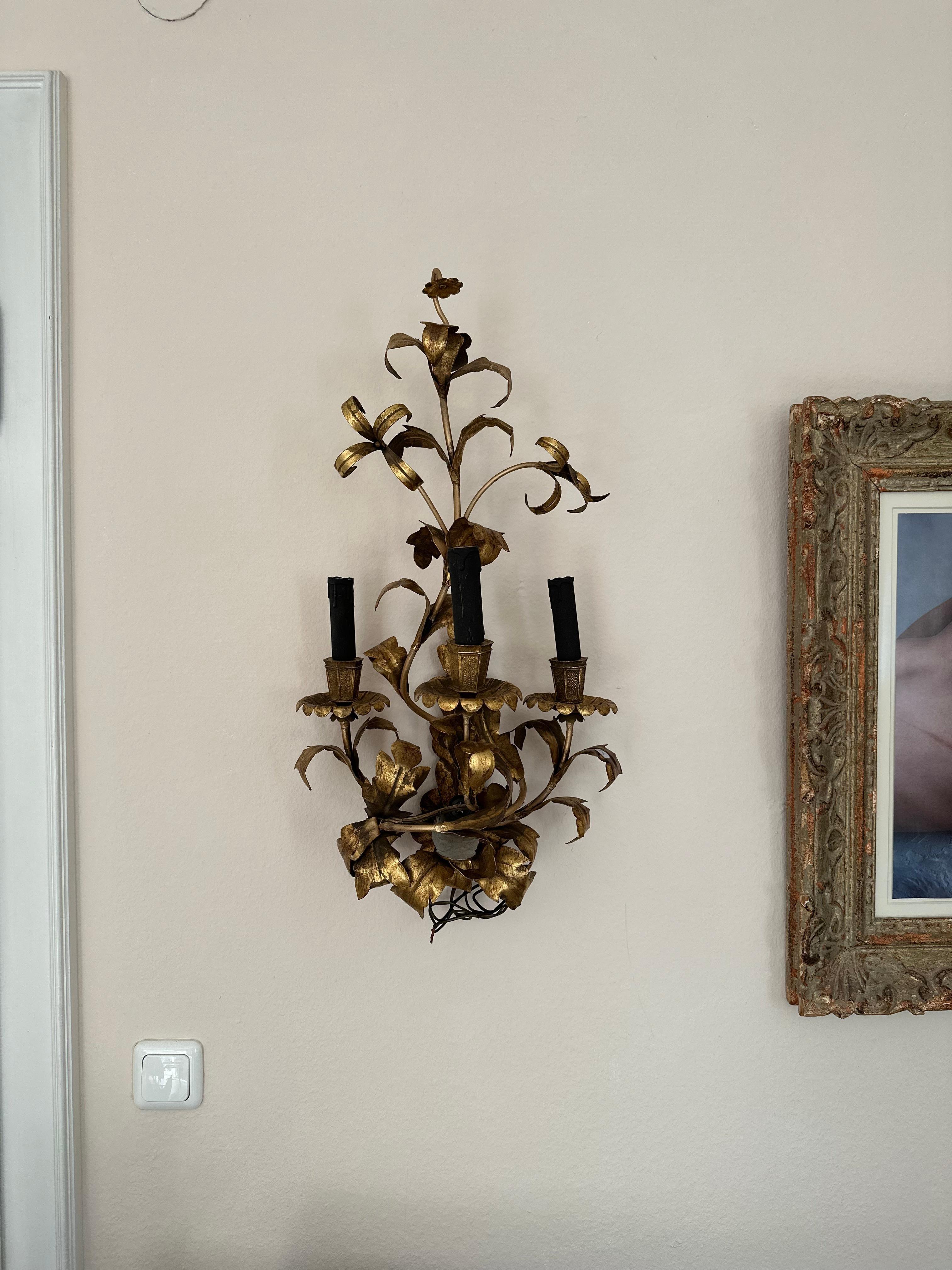 Big Floral Florentine Gilded Wall Lamp For Sale 4