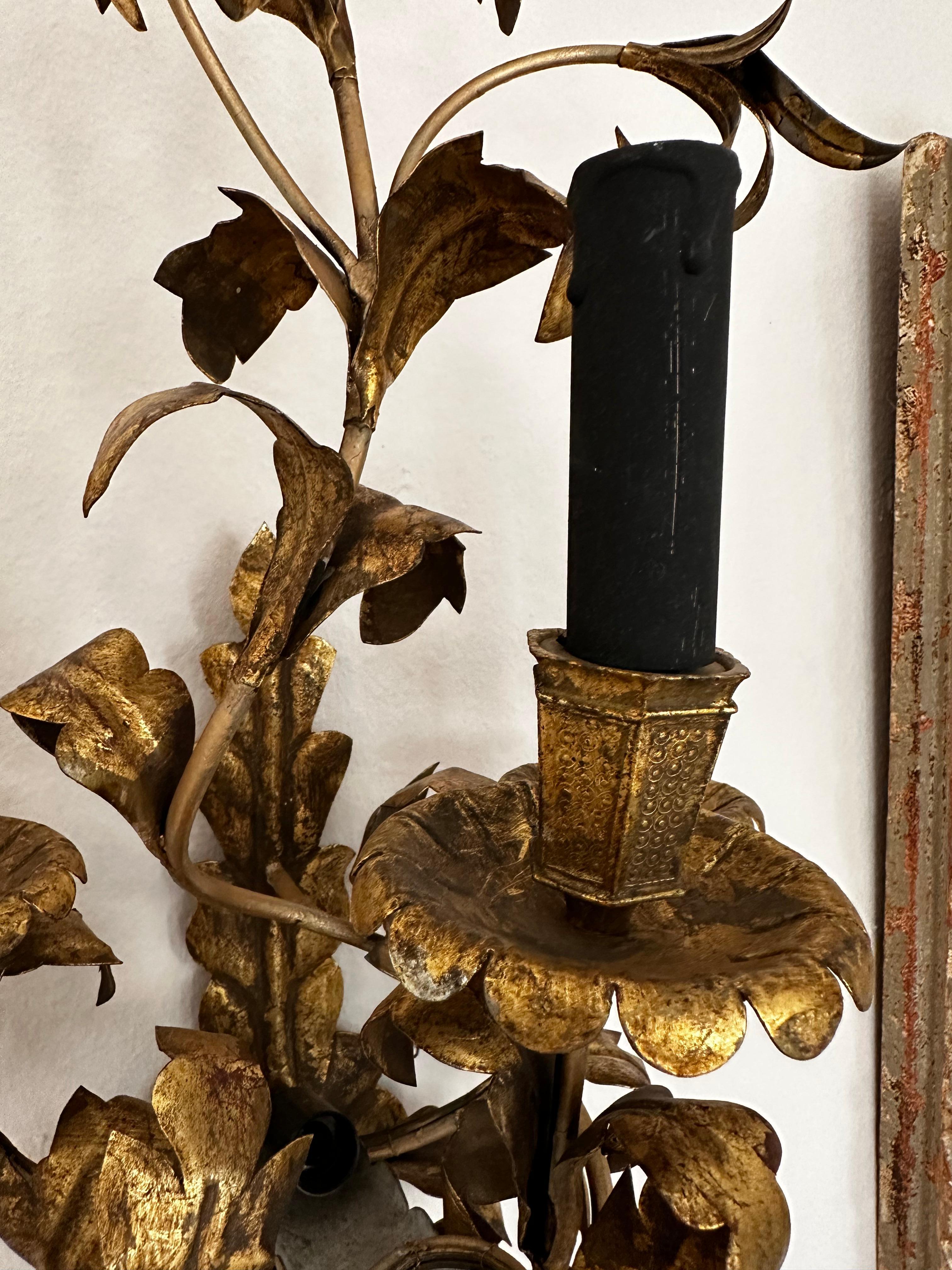 Beaux Arts Big Floral Florentine Gilded Wall Lamp For Sale