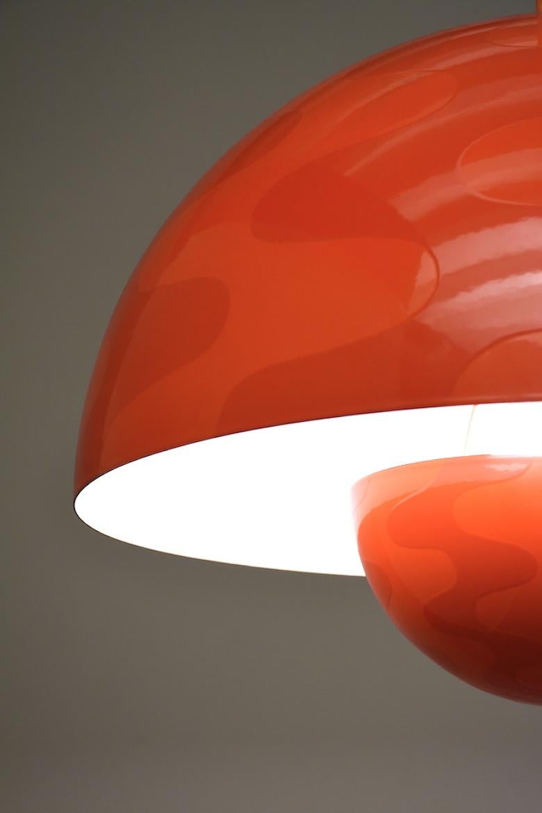 Big 'Flower Pot' ceiling lamp by Verner Panton made of enamelled metal in red / orange. Produced in the 1970s. Lamp is in perfect condition. Orange fabric cable.