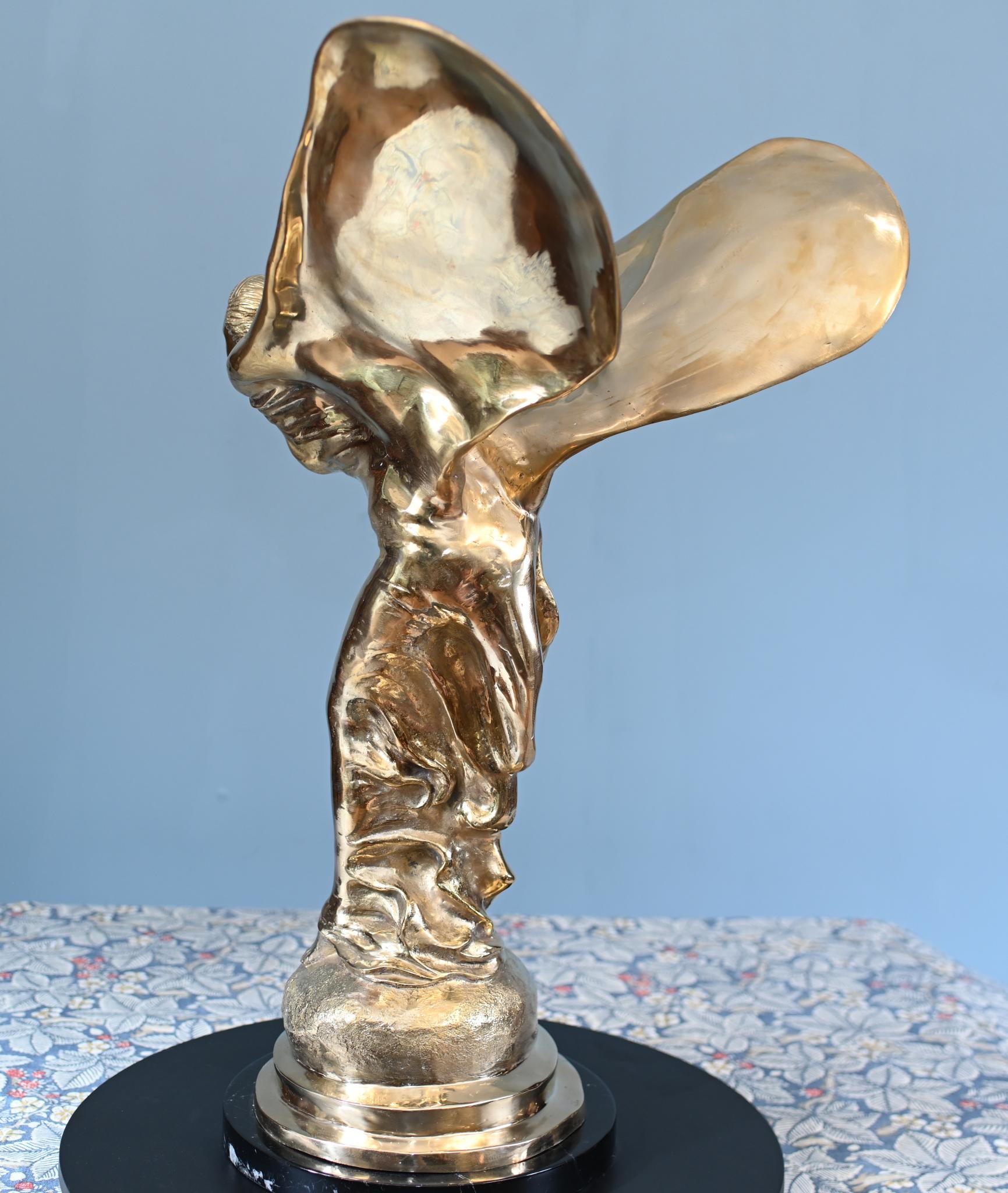 Preciosa reproducción en bronce de la Dama Voladora de estilo art nouveau
Buen tamaño con casi un metro de altura - 84 CM
También se le conoce como Espíritu del éxtasis y el original es de Charles Skyes (se trata de una refundición posterior del