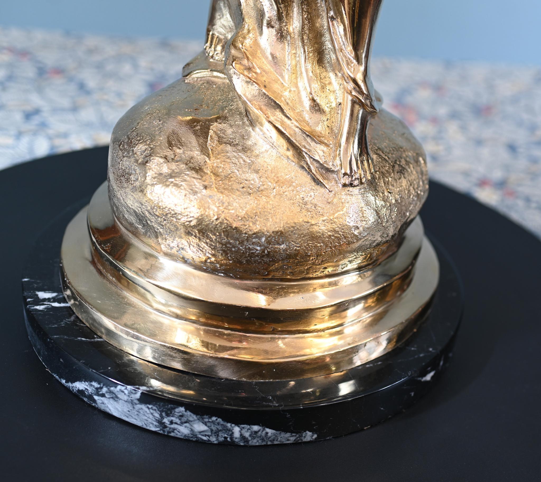 Estatua de la Gran Dama Voladora Art Nouveau Bronce Espíritu del Extasis finales del siglo XX en venta