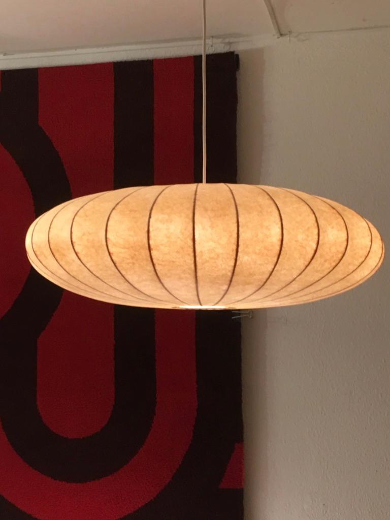 Big flying saucer shape cocoon pendant lamp, Italy, circa 1960s.
60 cm diameter, 20 cm high, 90 cm with wire ( can be extended to 170 cm long )
     
