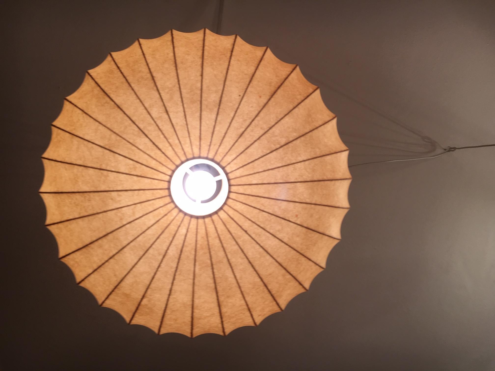 Big Flying Saucer Cocoon Pendant Lamp, 1960s In Good Condition In Geneva, CH