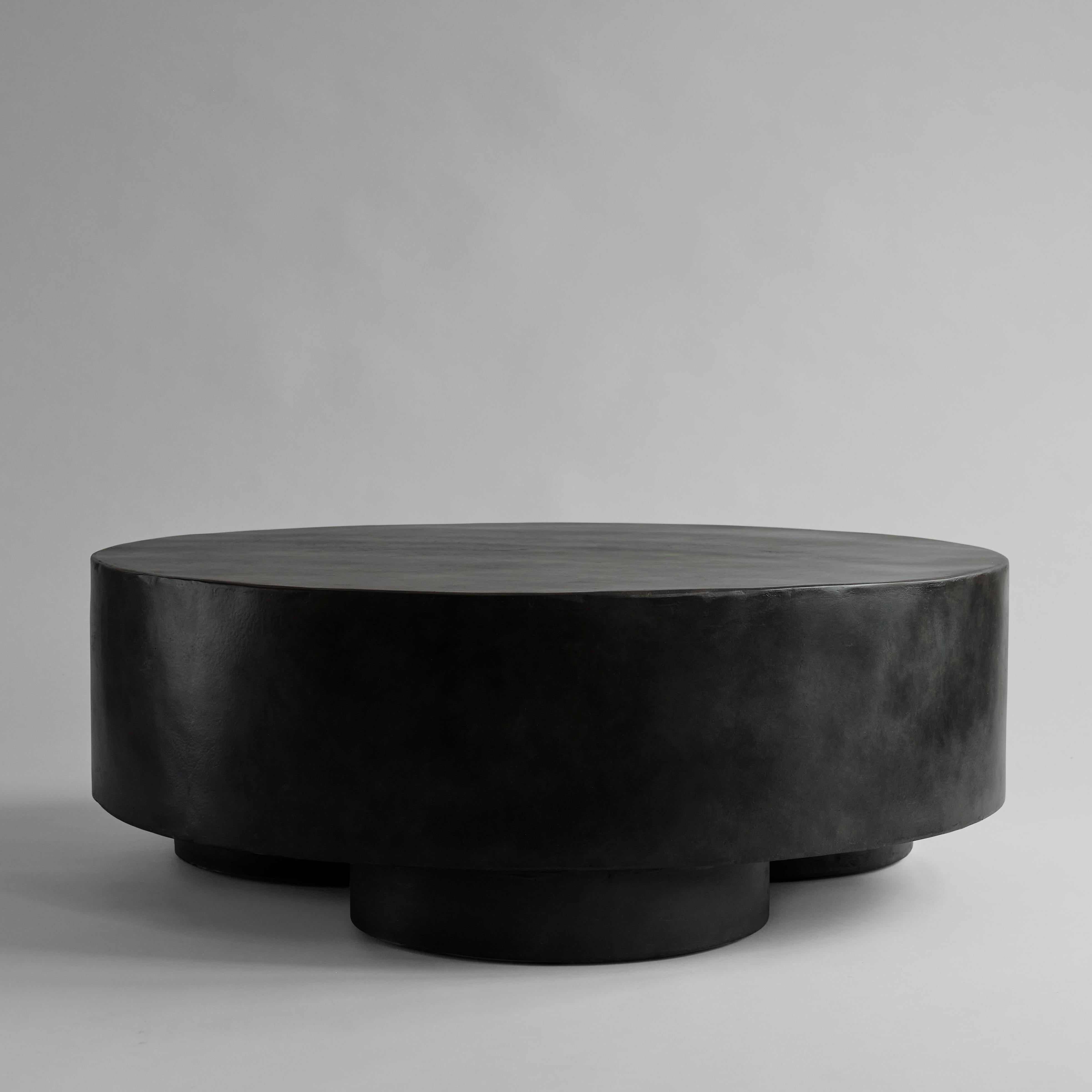 Table basse Bigli de 101 Copenhagen
Design/One : Kristian Sofus Hansen & Tommy Hyldahl
Dimensions : L110 / L110 /H39 cm.
Matériaux : béton de fibre

À première vue, la collection Bigli S semble lourde et dense, mais en y regardant de plus près, le