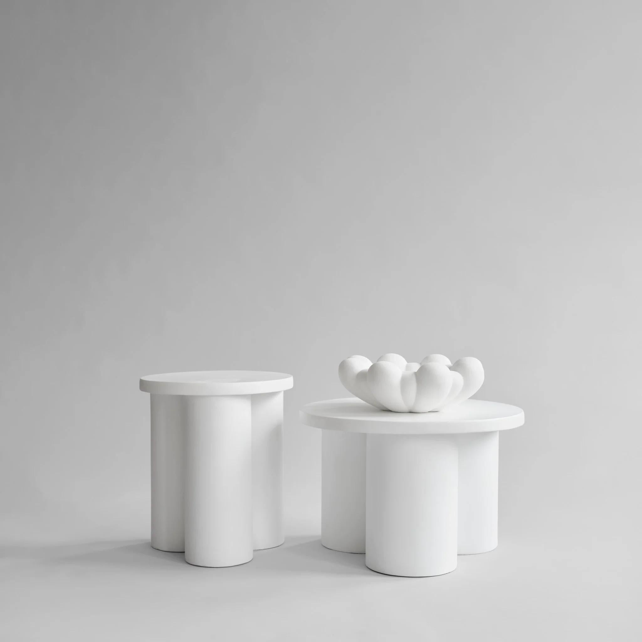 Tavolo Big Foot, bianco osso, tavolino da caffè o side table, scultura moderna in fibra di cemento, opera contemporanea.

Il tavolo Big Foot è realizzato in cemento e fibra. Si ispira all'architettura brutalista e alla scultura contemporanea. 
I