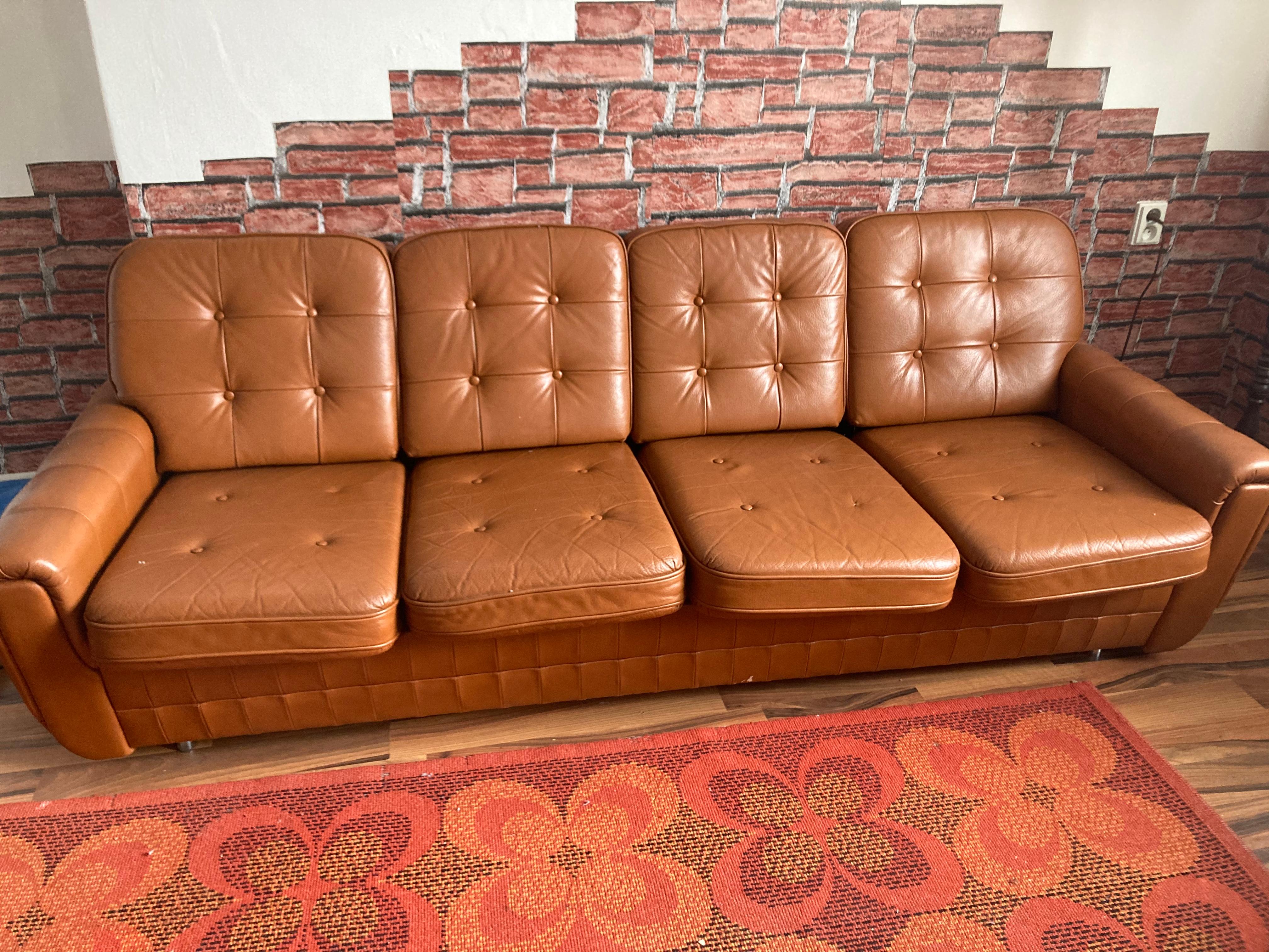 Großes viersitziges Mid-Century-Design-Sofa aus braunem Leder, 1970er Jahre, Tschechoslowakei (Moderne der Mitte des Jahrhunderts) im Angebot