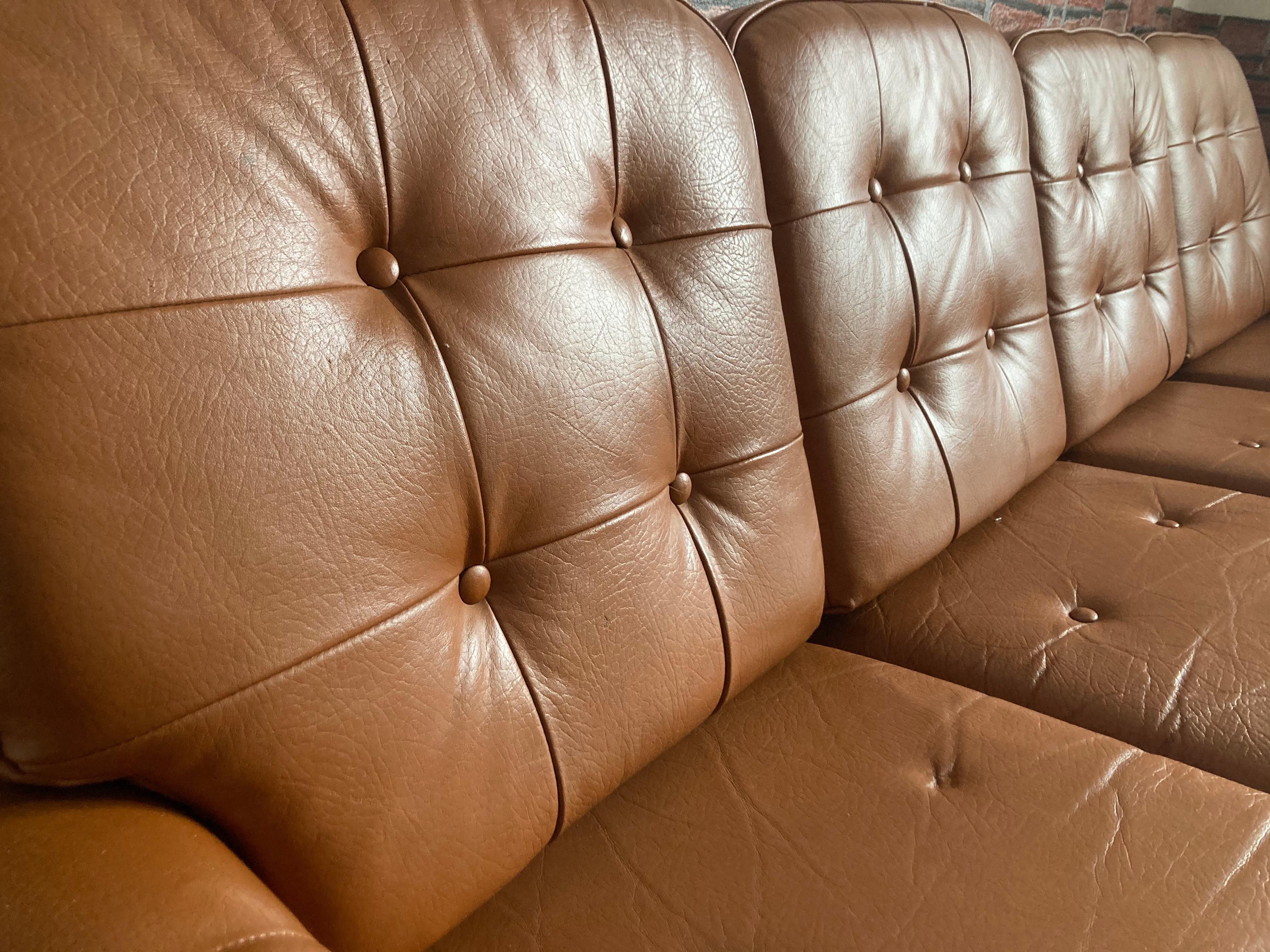 Großes viersitziges Mid-Century-Design-Sofa aus braunem Leder, 1970er Jahre, Tschechoslowakei (Tschechisch) im Angebot