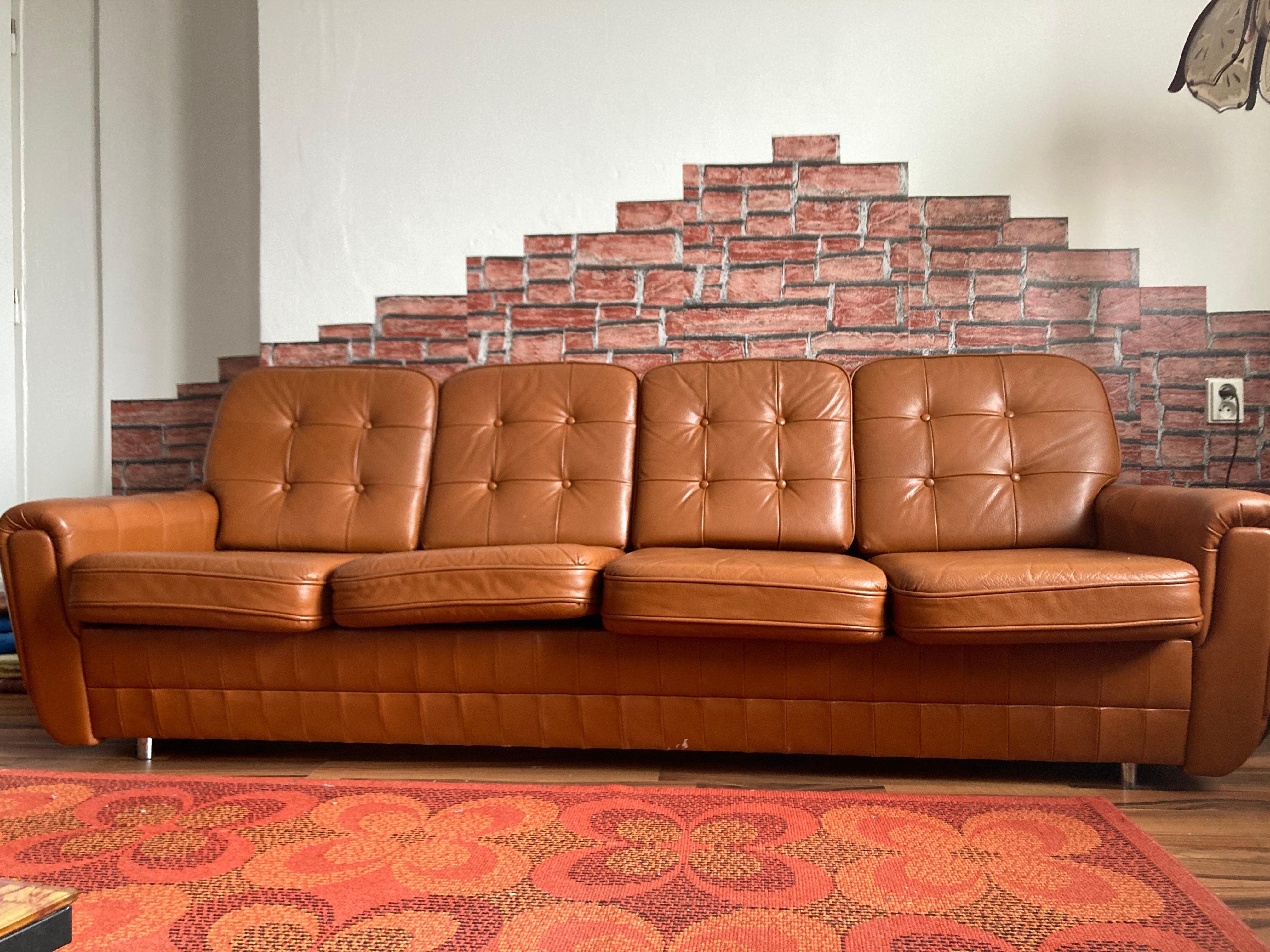 Großes viersitziges Mid-Century-Design-Sofa aus braunem Leder, 1970er Jahre, Tschechoslowakei im Zustand „Gut“ im Angebot in Praha, CZ