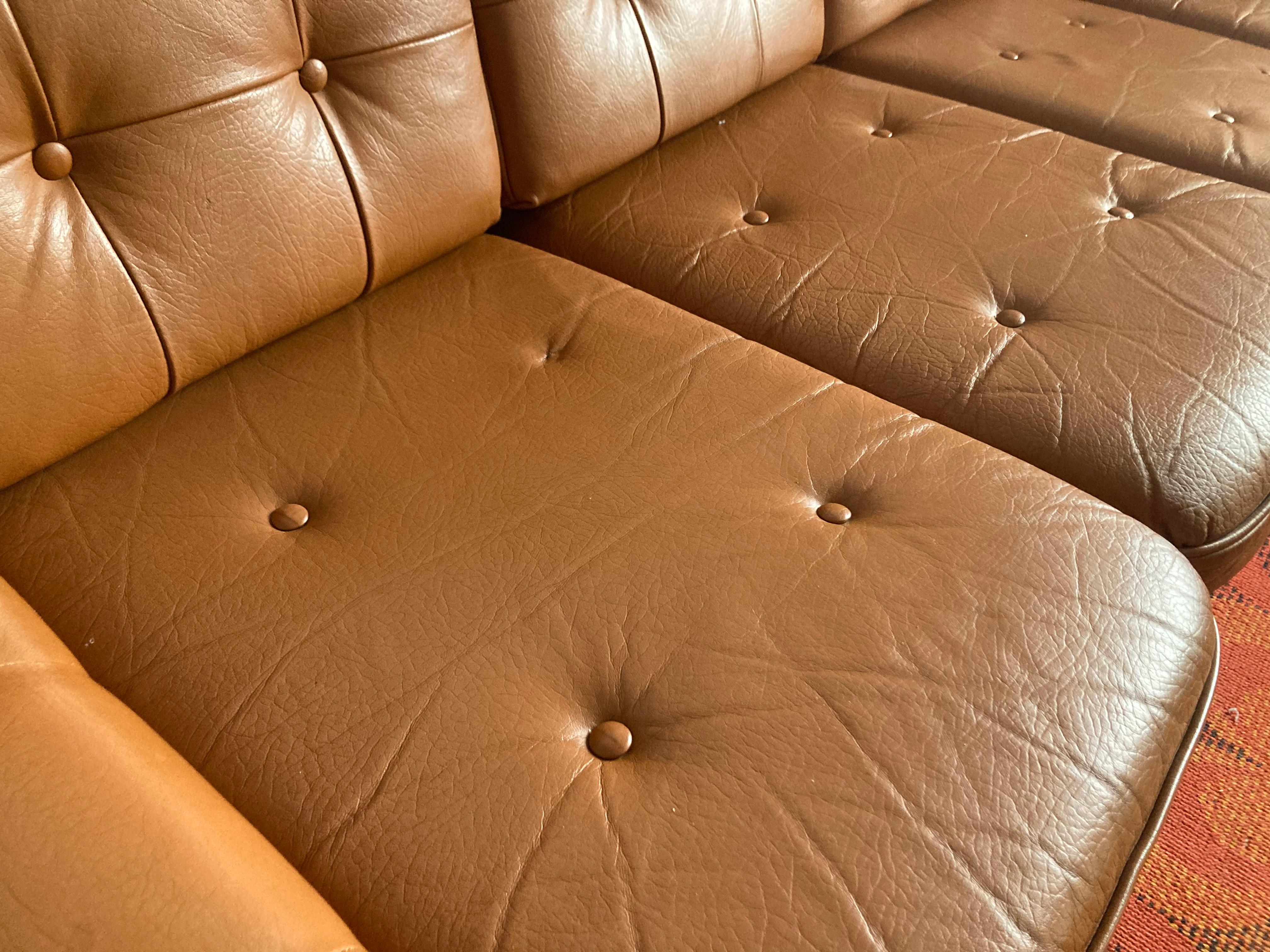 Großes viersitziges Mid-Century-Design-Sofa aus braunem Leder, 1970er Jahre, Tschechoslowakei im Angebot 1