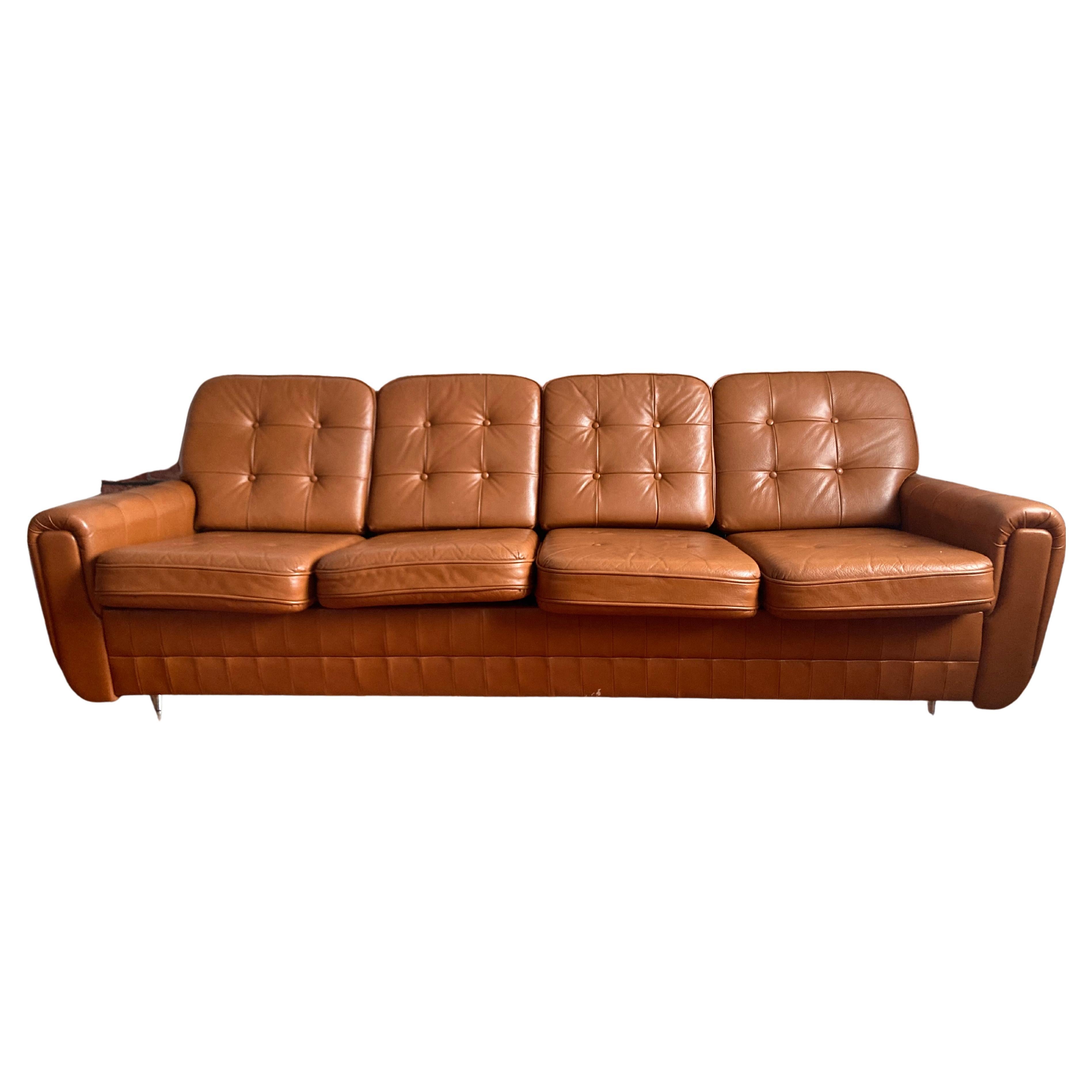 Großes viersitziges Mid-Century-Design-Sofa aus braunem Leder, 1970er Jahre, Tschechoslowakei im Angebot