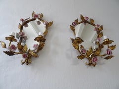 Grandes rosas rosadas francesas y espejos candelabros de metal dorado, hacia 1920