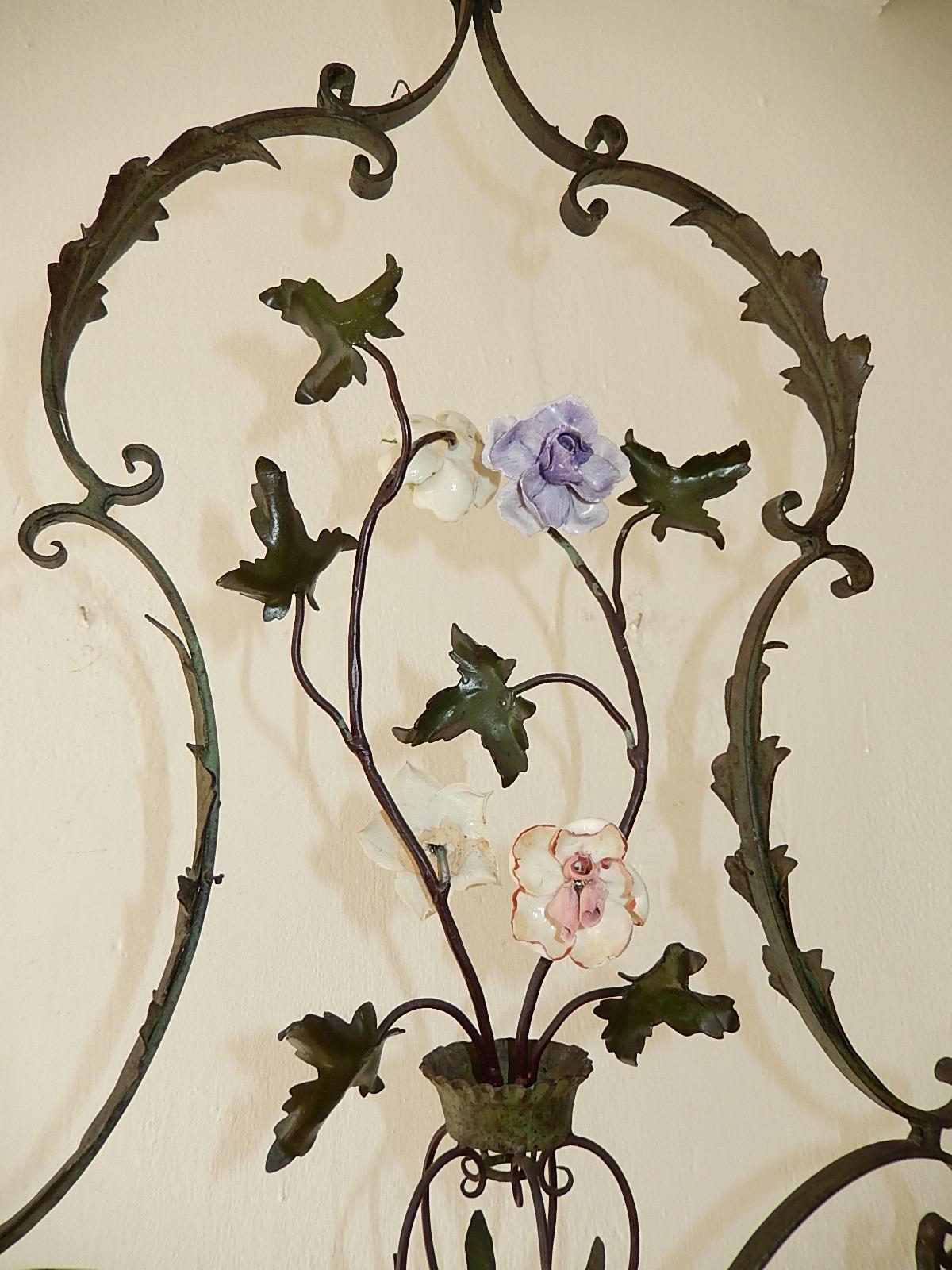 Big French Wrought Iron Porcelain Flowers, Vase & Tassel Chandelier circa 1880 In Good Condition In Modena (MO), Modena (Mo)