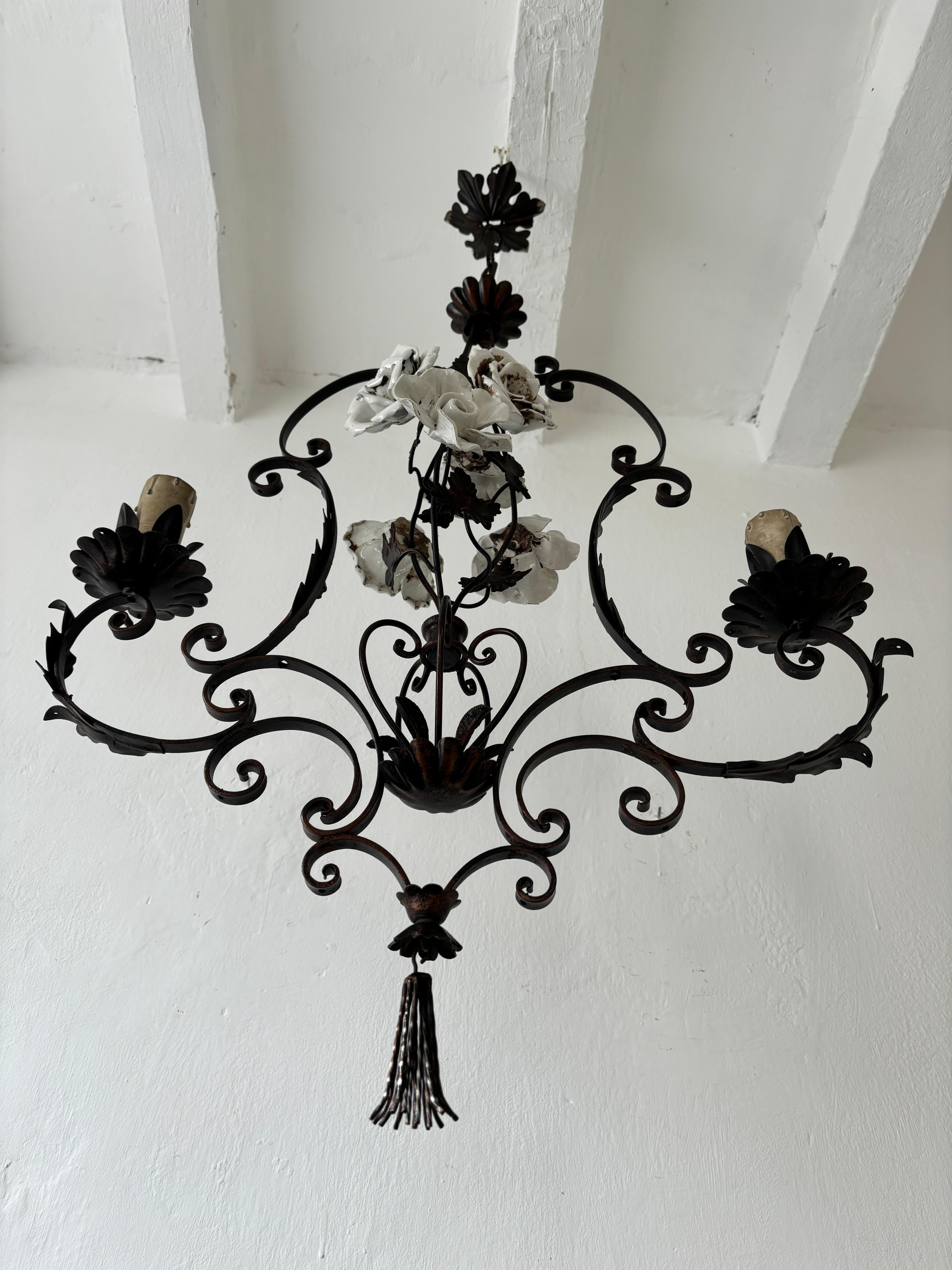 Big French Wrought Iron Porcelain Roses Vase & Tassel Chandelier, circa 1880 In Good Condition For Sale In Modena (MO), Modena (Mo)
