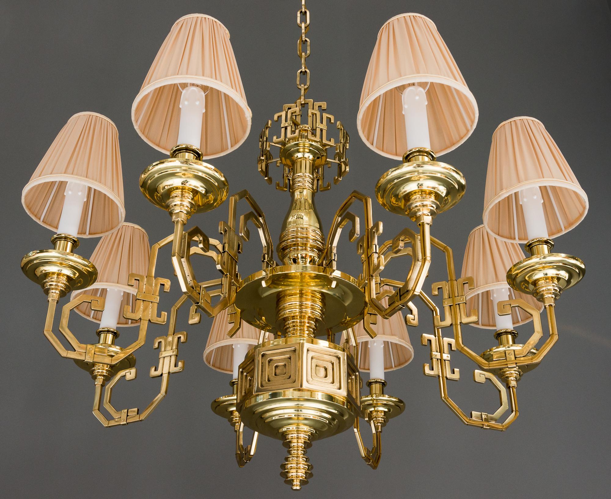 Big Gaetano Sciolari brass saloon chandelier, circa 1920s
Polished and stove enameled
Shades are replaced new.
Very rare and high quality chandelier.