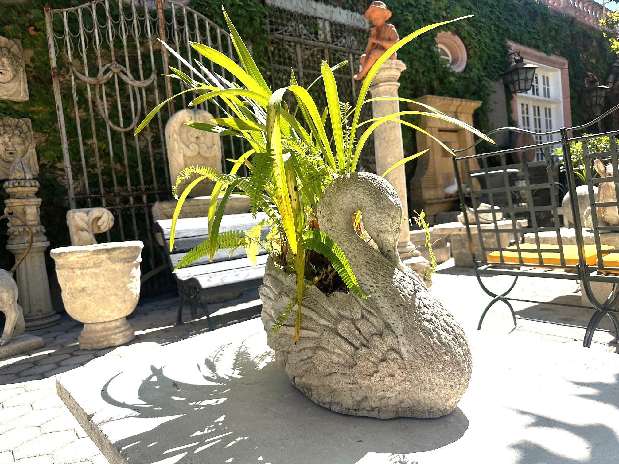 Européen Bigli Garden Swan Hand Crafts Planter Jardinière Center Piece Rustic Focal Point en vente