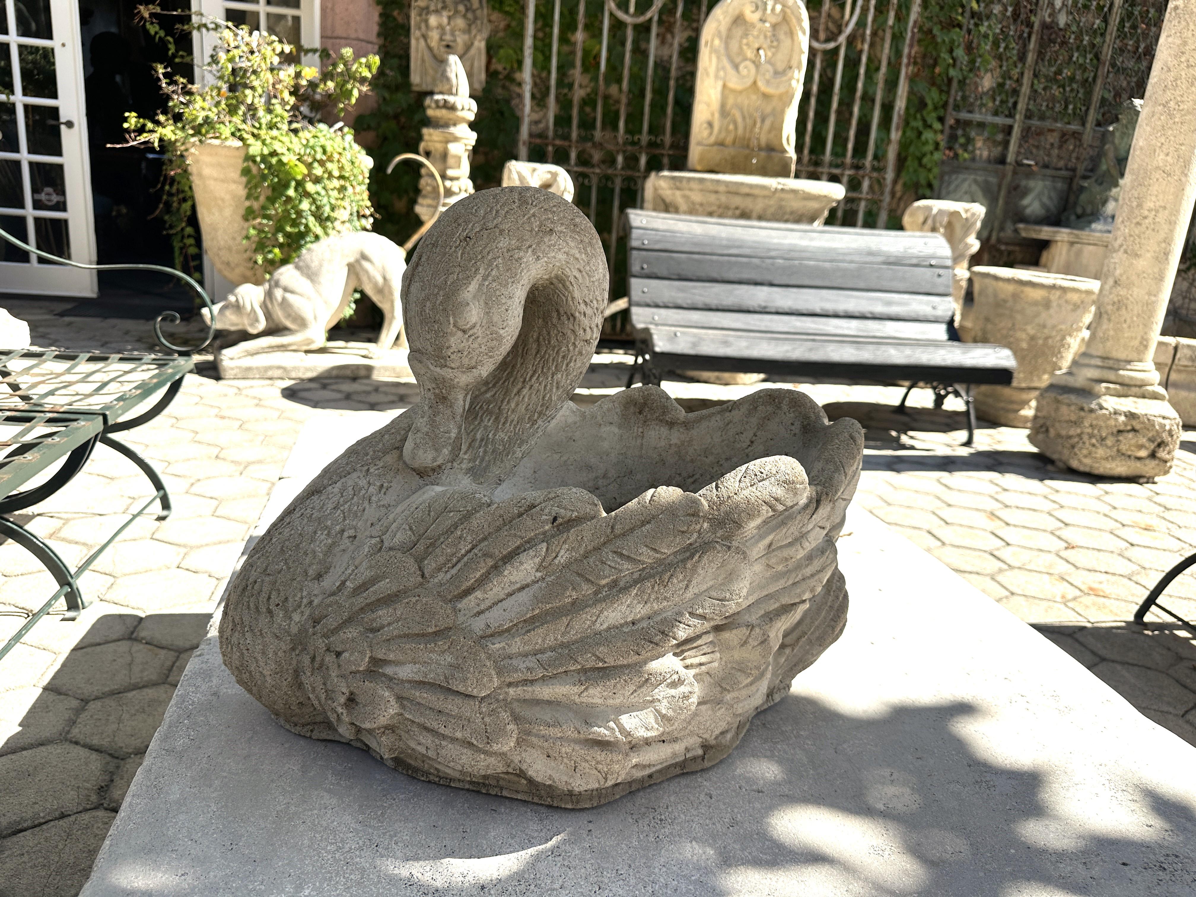 20ième siècle Bigli Garden Swan Hand Crafts Planter Jardinière Center Piece Rustic Focal Point en vente