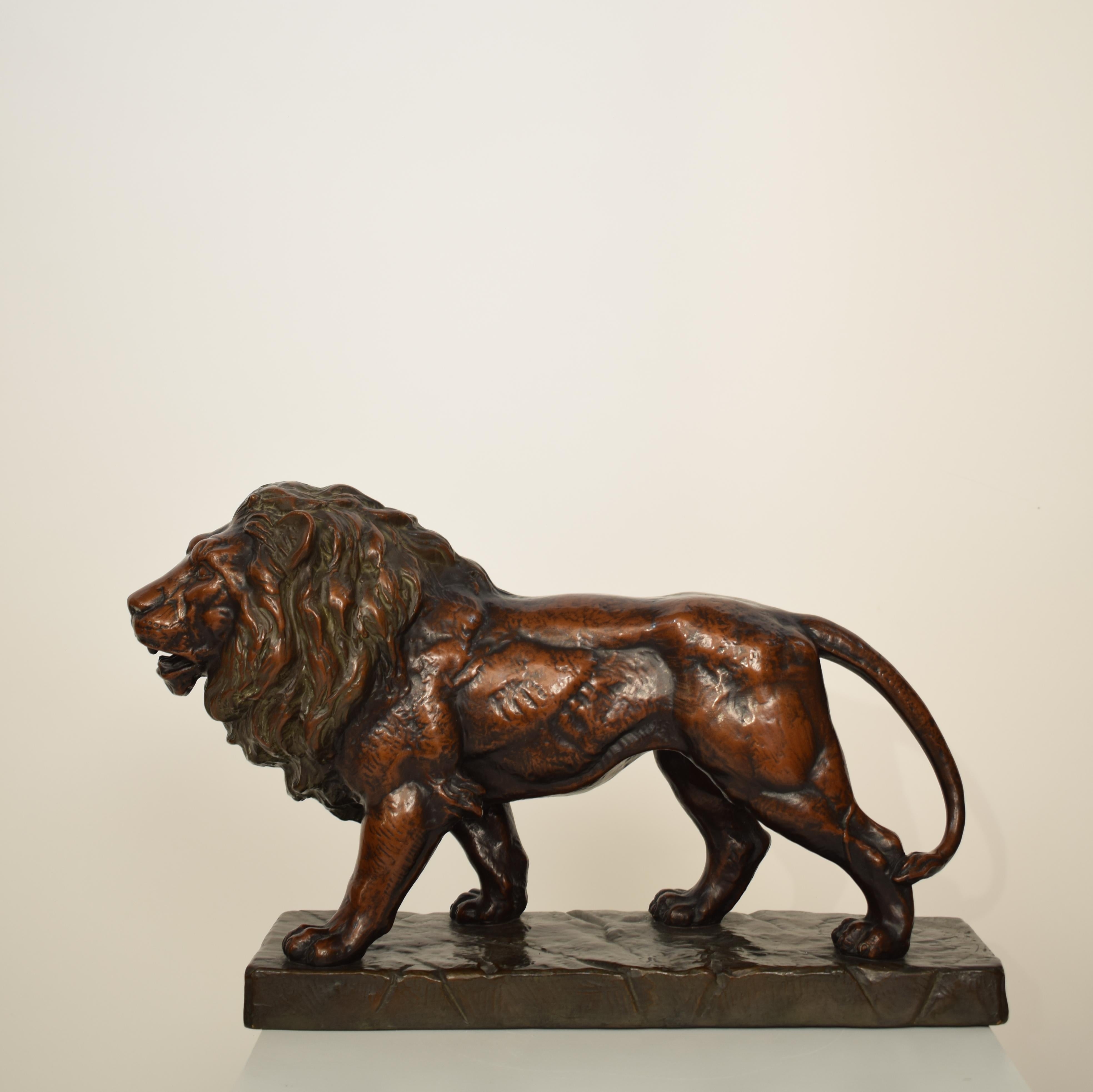 Esta finísima escultura alemana de león Art Decó en cerámica, terracota y acabado de cobre fue fabricada en la década de 1930 por EJM.
Está en perfecto estado de antigüedad, sin desconchones y con una hermosa pátina.
Una pieza única que llama la