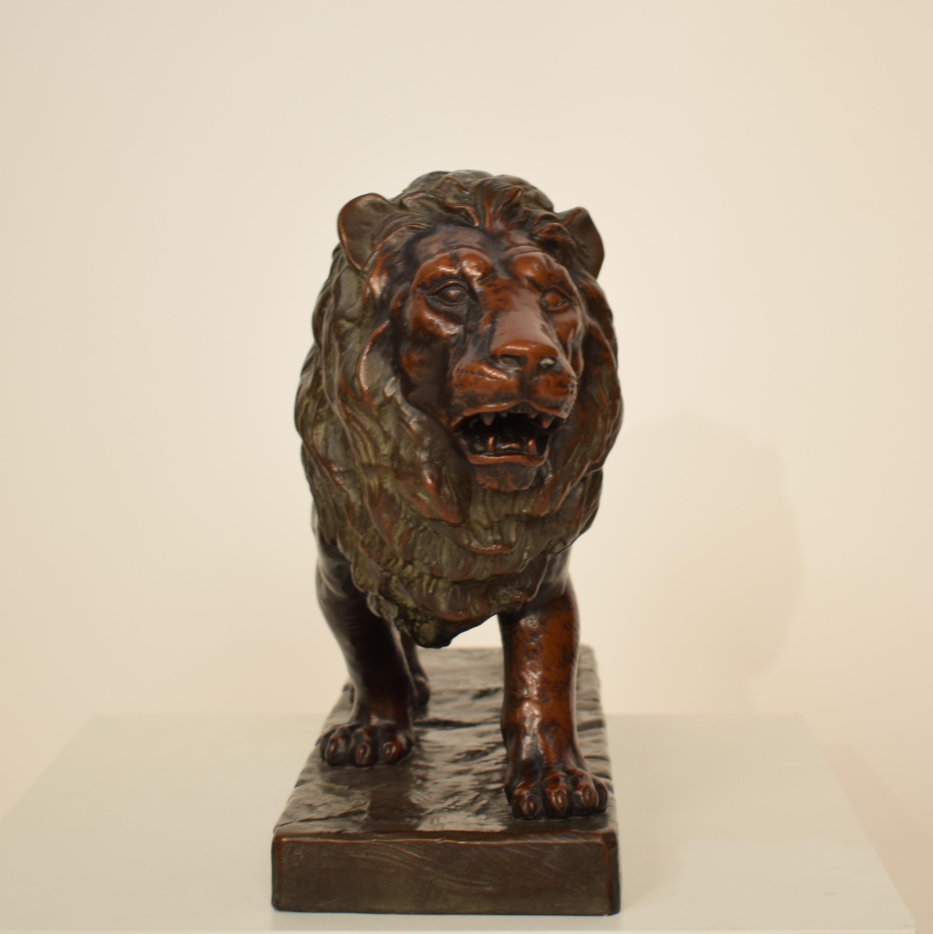 Céramique Grande sculpture allemande Art Déco de lion en céramique, cuivre terre cuite, 1930 en vente