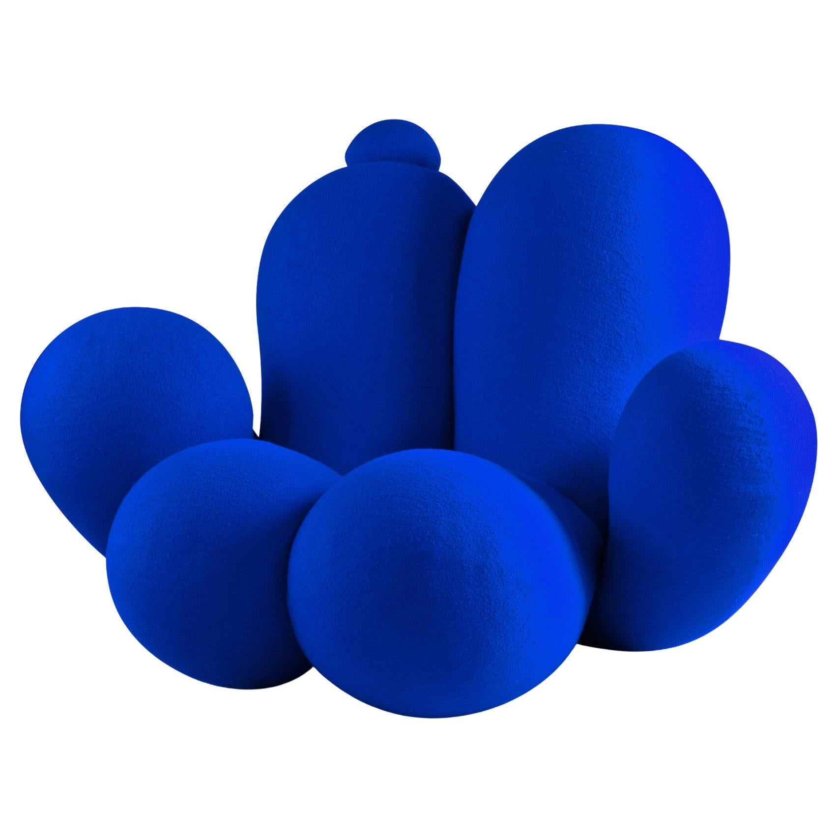 Fauteuil Big Girl de Lara Bohinc, velours bleu, forme sculpturale organique
