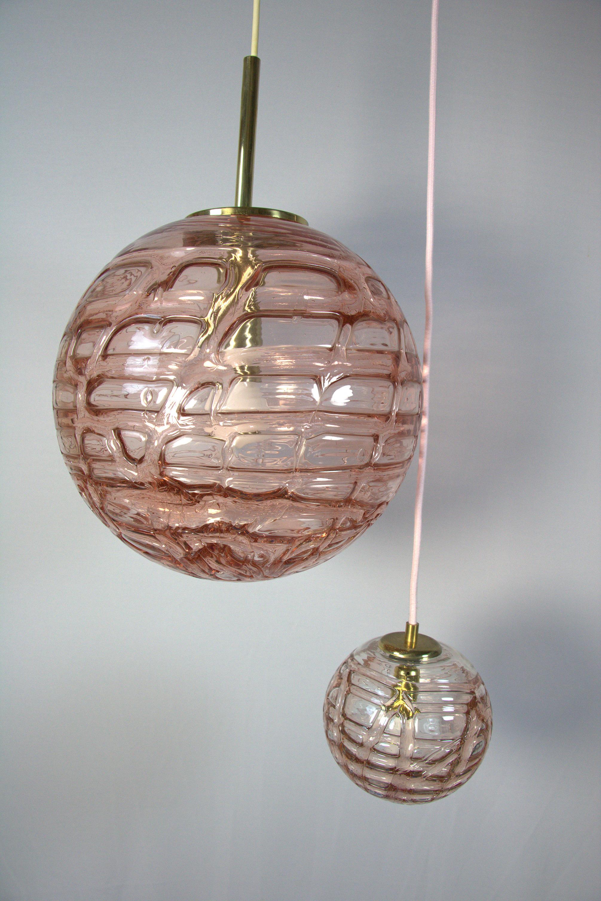 Lámpara colgante Big Glass Ball de Doria, cristal de Murano, rosa raro, años 70 en venta 3