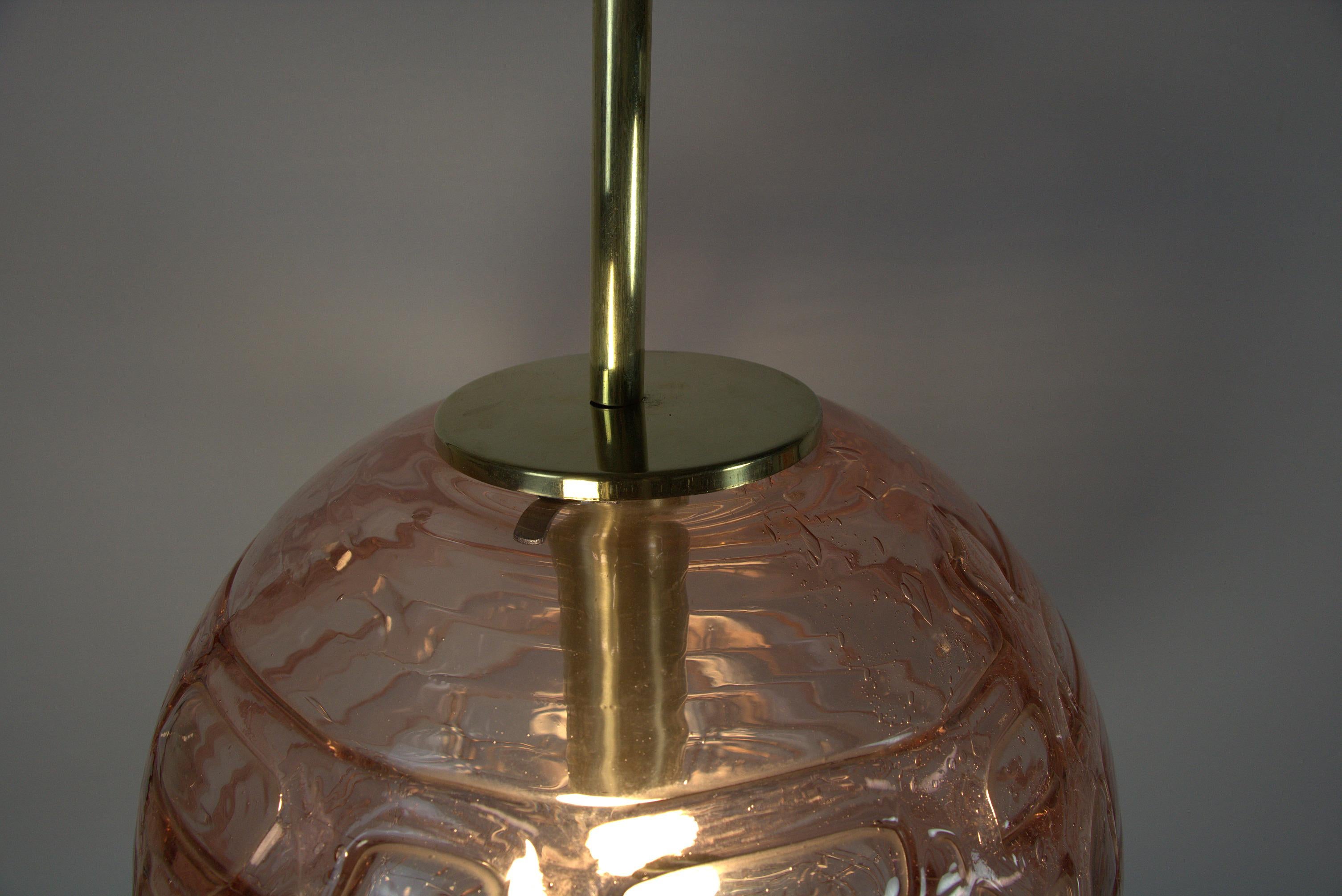 Lámpara colgante Big Glass Ball de Doria, cristal de Murano, rosa raro, años 70 Alemán en venta