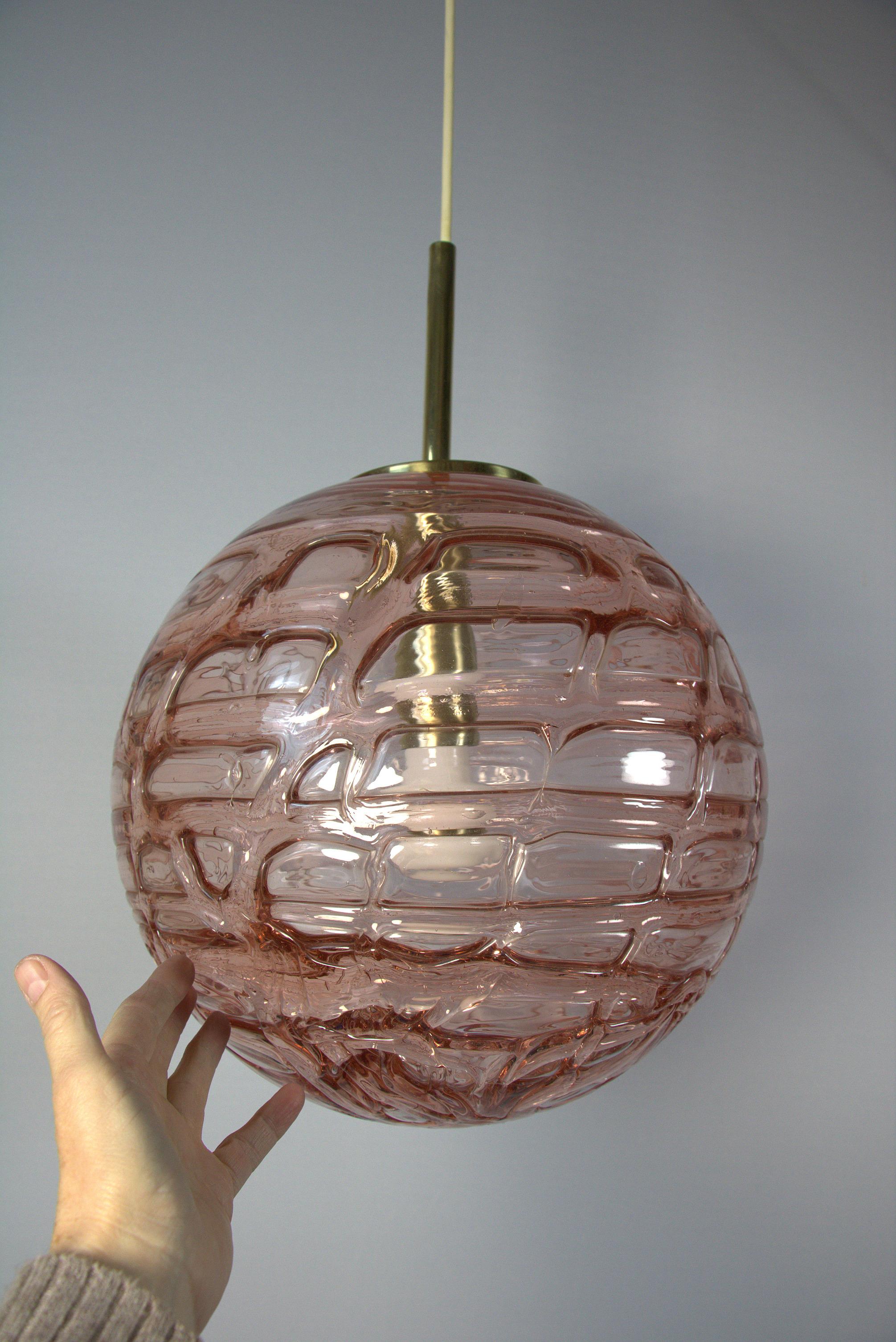 Lámpara colgante Big Glass Ball de Doria, cristal de Murano, rosa raro, años 70 finales del siglo XX en venta