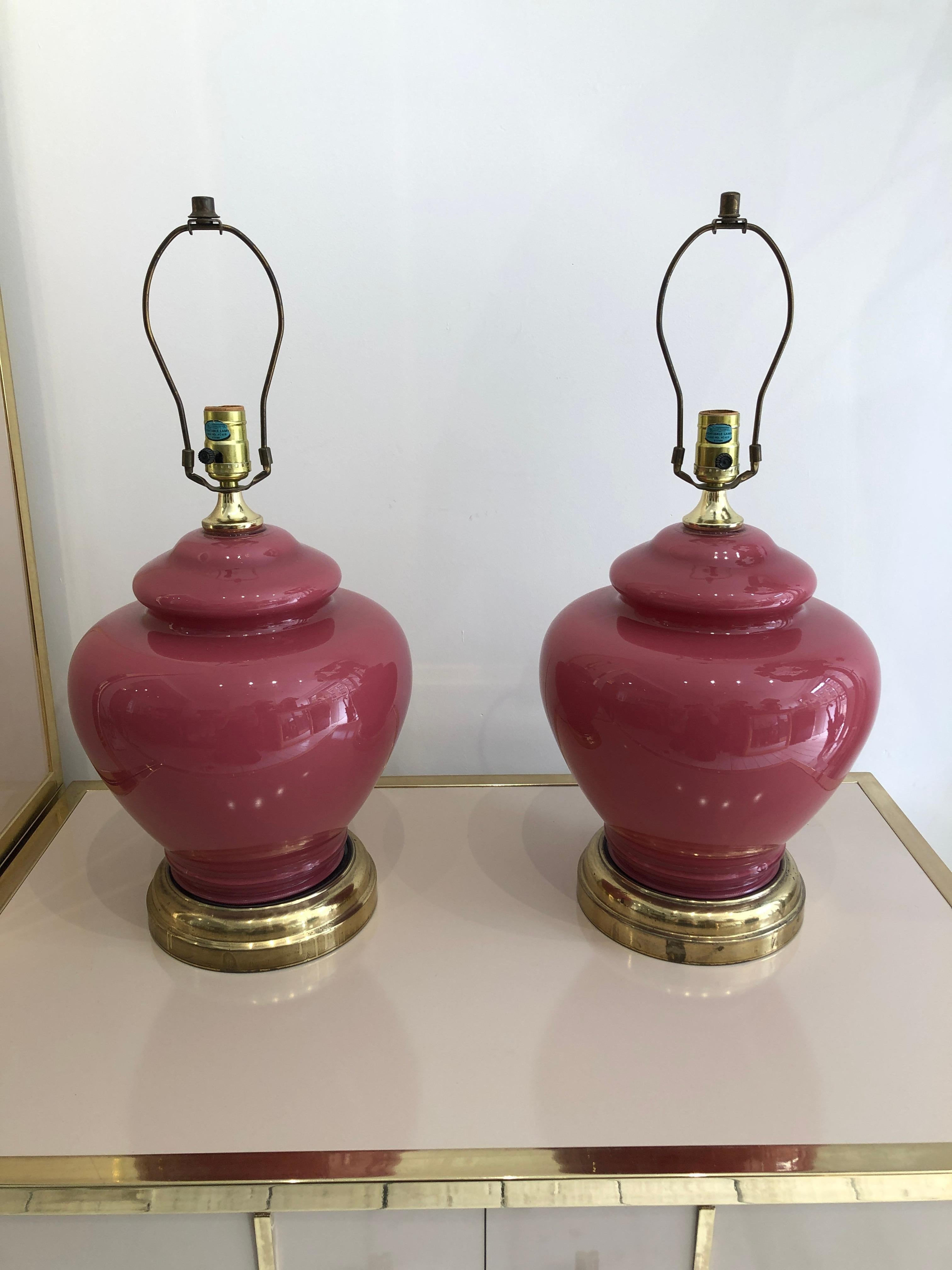 Cette paire de lampes de table en verre bulbeux, d'un ravissant rose framboise, a été importée des États-Unis et créée à l'origine dans les années 1970. La base de la lampe est large et les accessoires sont en laiton. Cette pièce ferait une