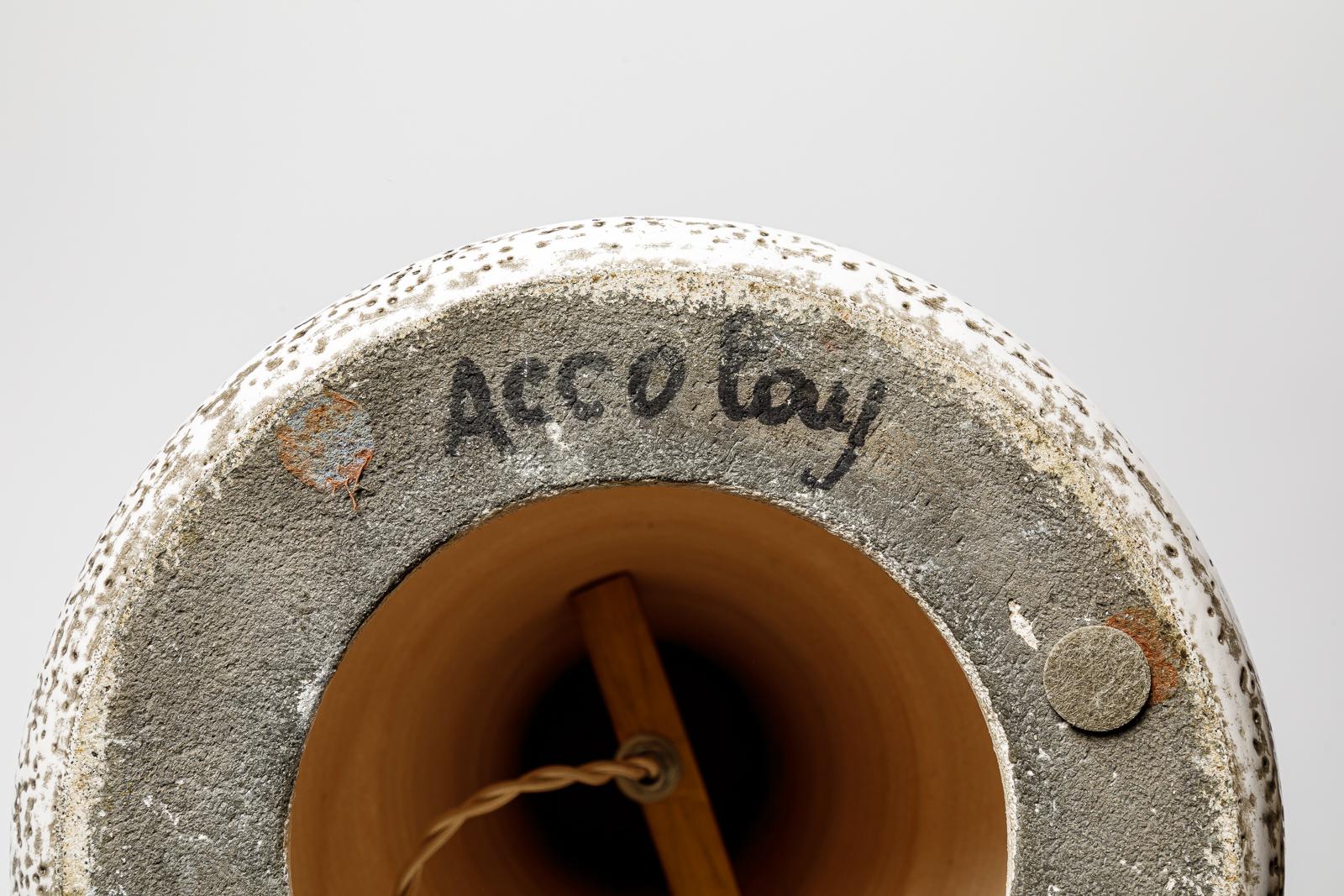 Milieu du XXe siècle Grande lampe de table en céramique émaillée par Les potiers d'Accolay, vers 1960-1970.