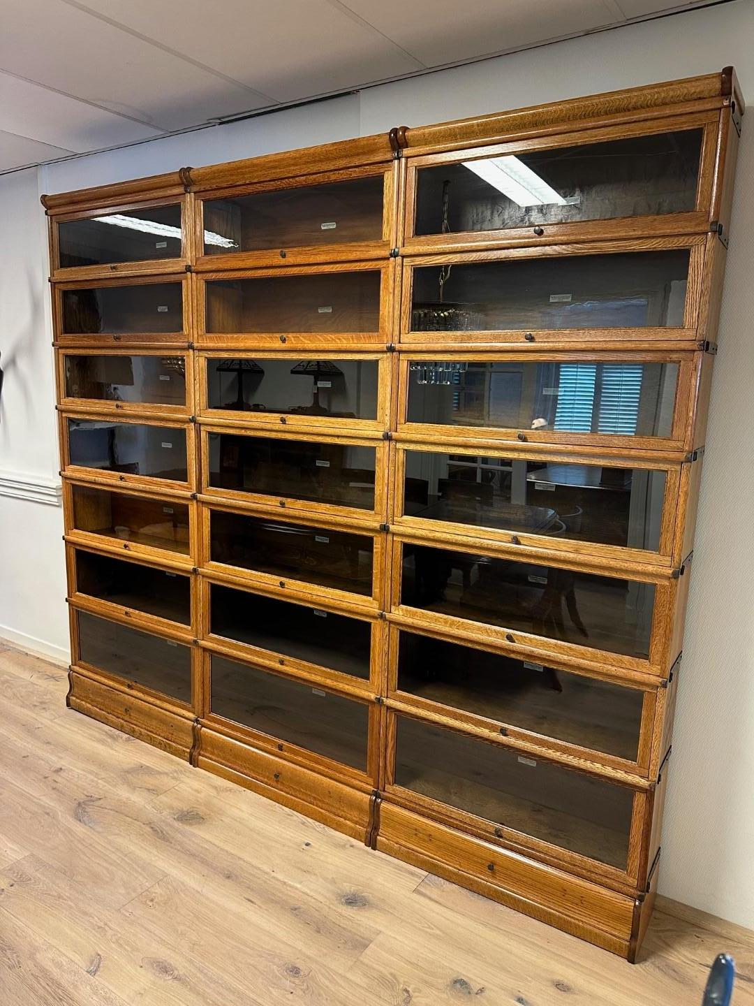 Beautiful antique oak Globe Wernicke bookcase. Completely in perfect condition. The cabinet consists of 21 stackable parts. There are still drawers in the baseboards

Origin: England

Period: Approx. 1895-1910

Size: 260cm x 26cm x 227cm